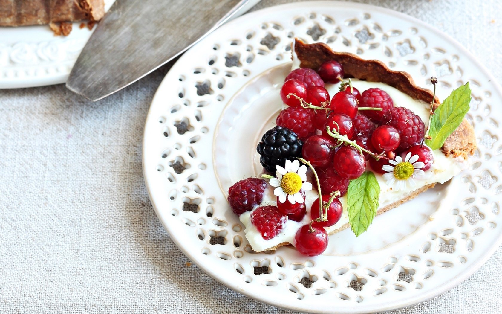 Обои малина, ягоды, тарелка, десерт, пирог, ежевика, смородина, raspberry, berries, plate, dessert, pie, blackberry, currants разрешение 2100x1185 Загрузить