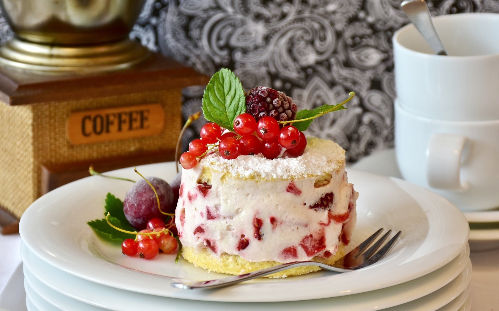 Обои малина, ягоды, сладкое, красная смородина, десерт, пирожное, raspberry, berries, sweet, red currant, dessert, cake разрешение 3000x2000 Загрузить