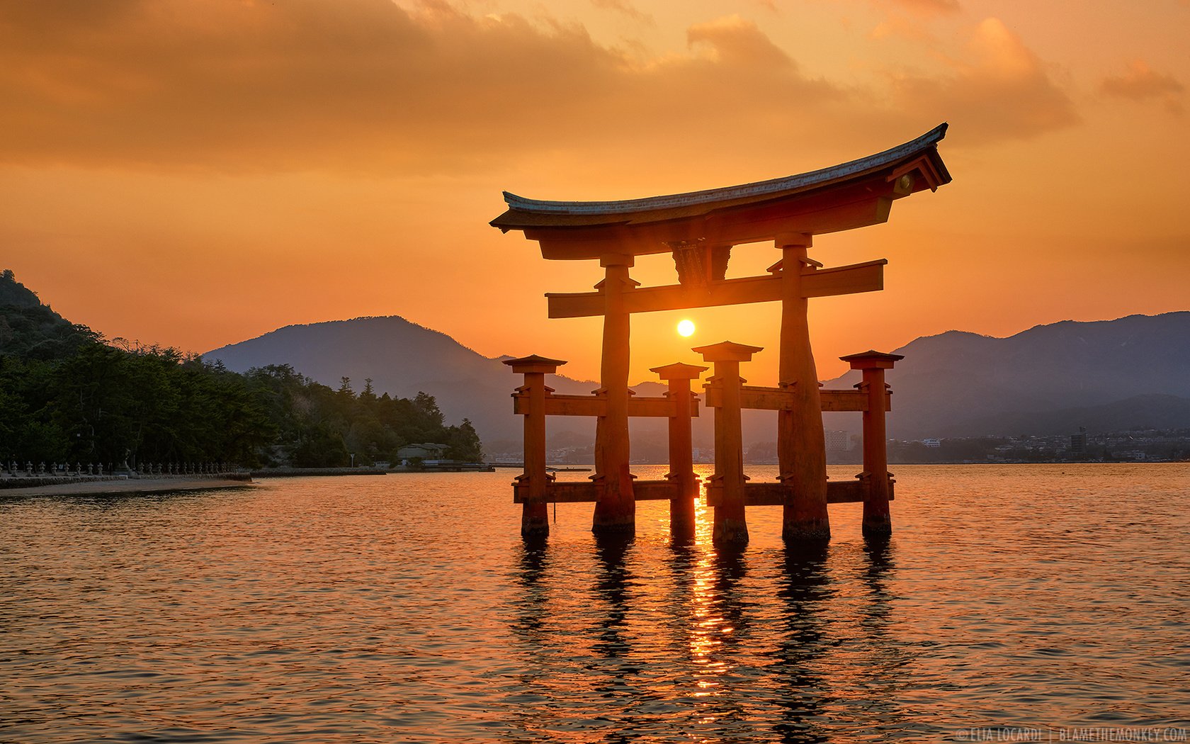 Обои горы, закат, пейзаж, море, ворота, япония, elia locardi, mountains, sunset, landscape, sea, gate, japan разрешение 1920x1200 Загрузить