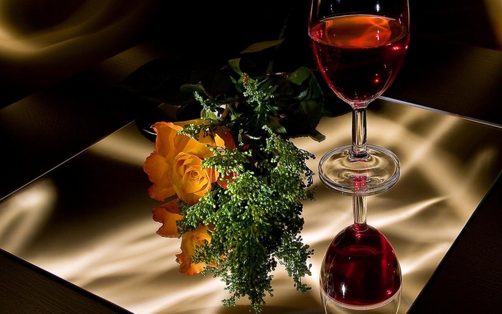 Обои вино, зелень, красное, отражение, натюрморт, цветок, роза, фужер, стол, комната, любовь, романтика, wine, greens, red, reflection, still life, flower, rose, glass, table, room, love, romance разрешение 1920x1200 Загрузить
