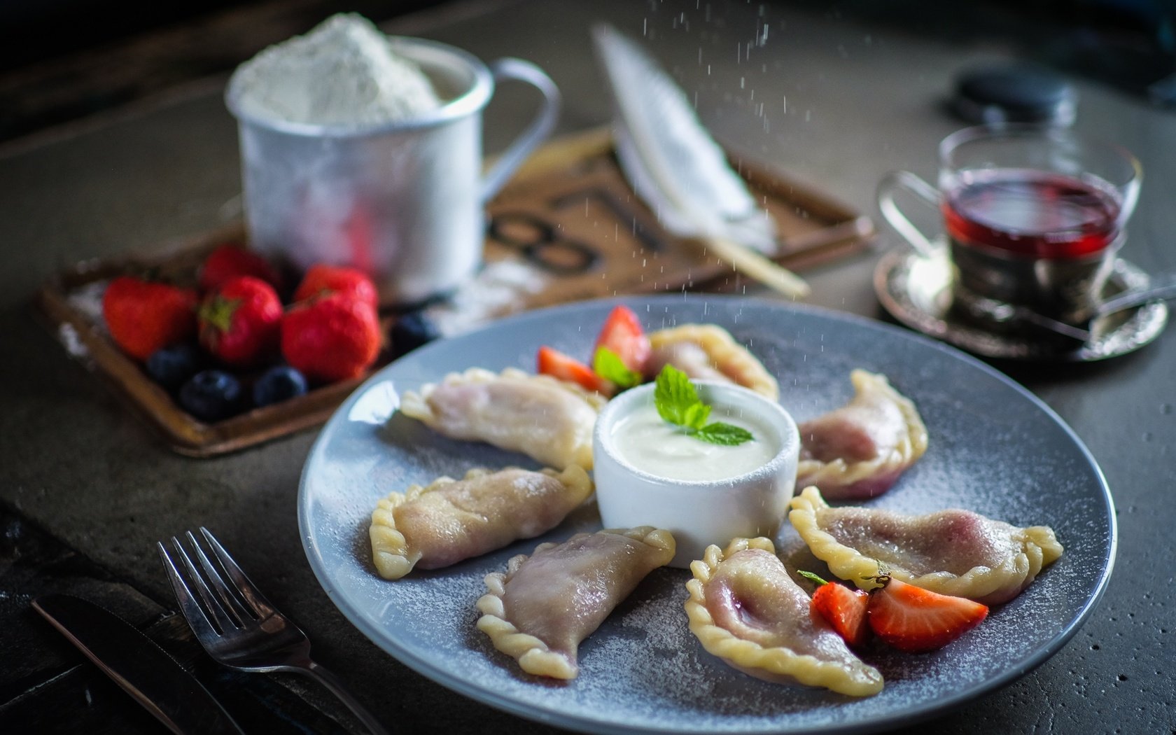 Обои клубника, ягоды, черника, чай, сметана, мука, вареники, strawberry, berries, blueberries, tea, sour cream, flour, dumplings разрешение 2100x1432 Загрузить