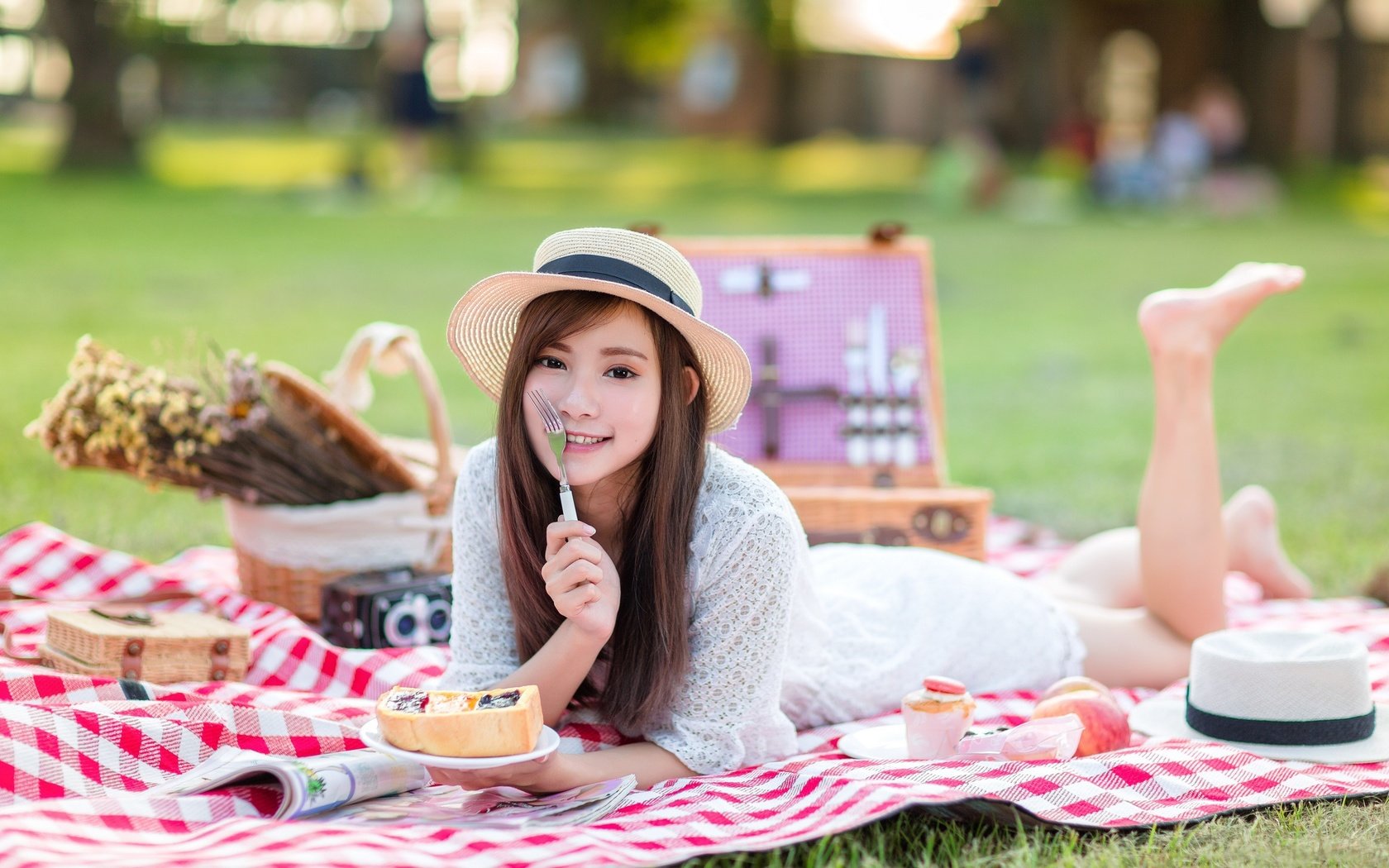 Обои девушка, взгляд, лицо, шляпа, азиатка, пикник, боке, girl, look, face, hat, asian, picnic, bokeh разрешение 2048x1365 Загрузить