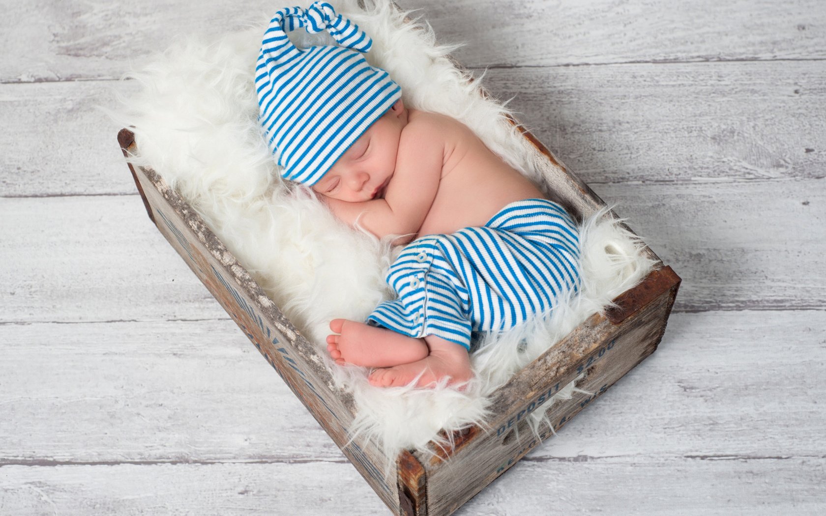 Обои спит, мальчик, младенец, шапочка, мех, дерева, штанишки, sleeping, boy, baby, cap, fur, wood, pants разрешение 1920x1080 Загрузить