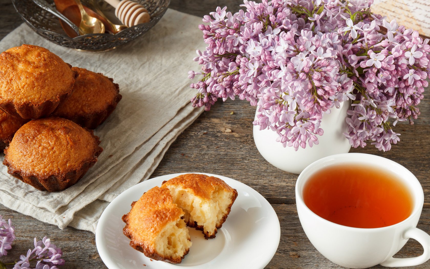 Обои дерево, фон, весна, чай, сирень, кекс, tree, background, spring, tea, lilac, cupcake разрешение 2112x1188 Загрузить