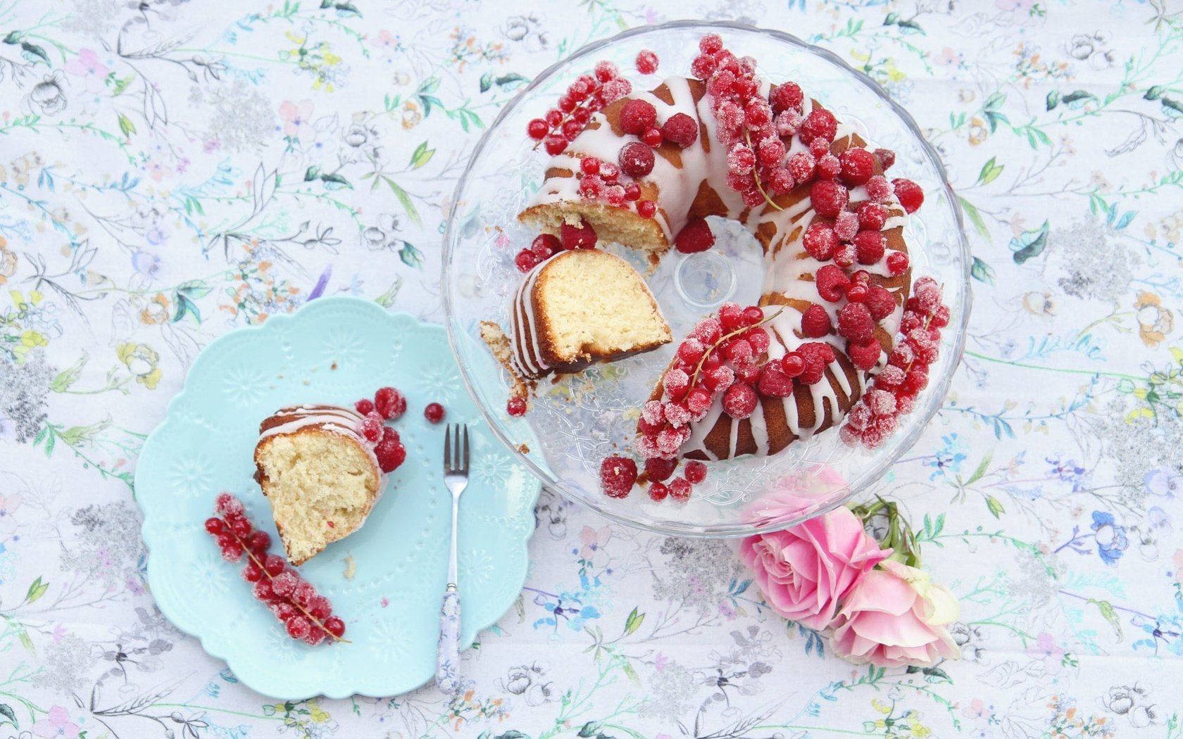 Обои розы, выпечка, красная смородина, десерт, глазурь, смородина, кекс, roses, cakes, red currant, dessert, glaze, currants, cupcake разрешение 2000x1333 Загрузить