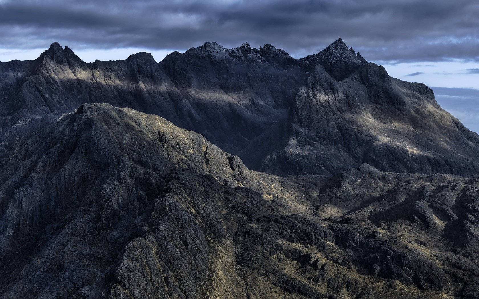 Обои небо, cuillin, горы, скалы, природа, тучи, шотландия, пасмурно, остров скай, the sky, mountains, rocks, nature, clouds, scotland, overcast, isle of skye разрешение 7200x4800 Загрузить