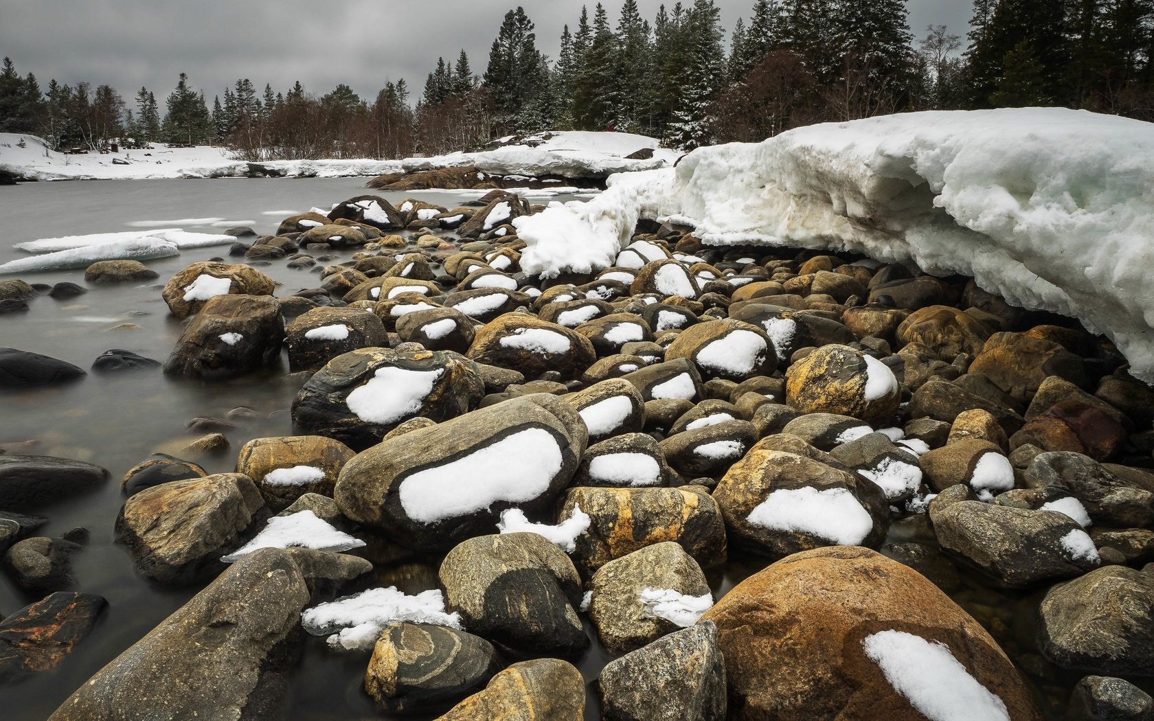 Обои река, снег, камни, river, snow, stones разрешение 3840x2160 Загрузить