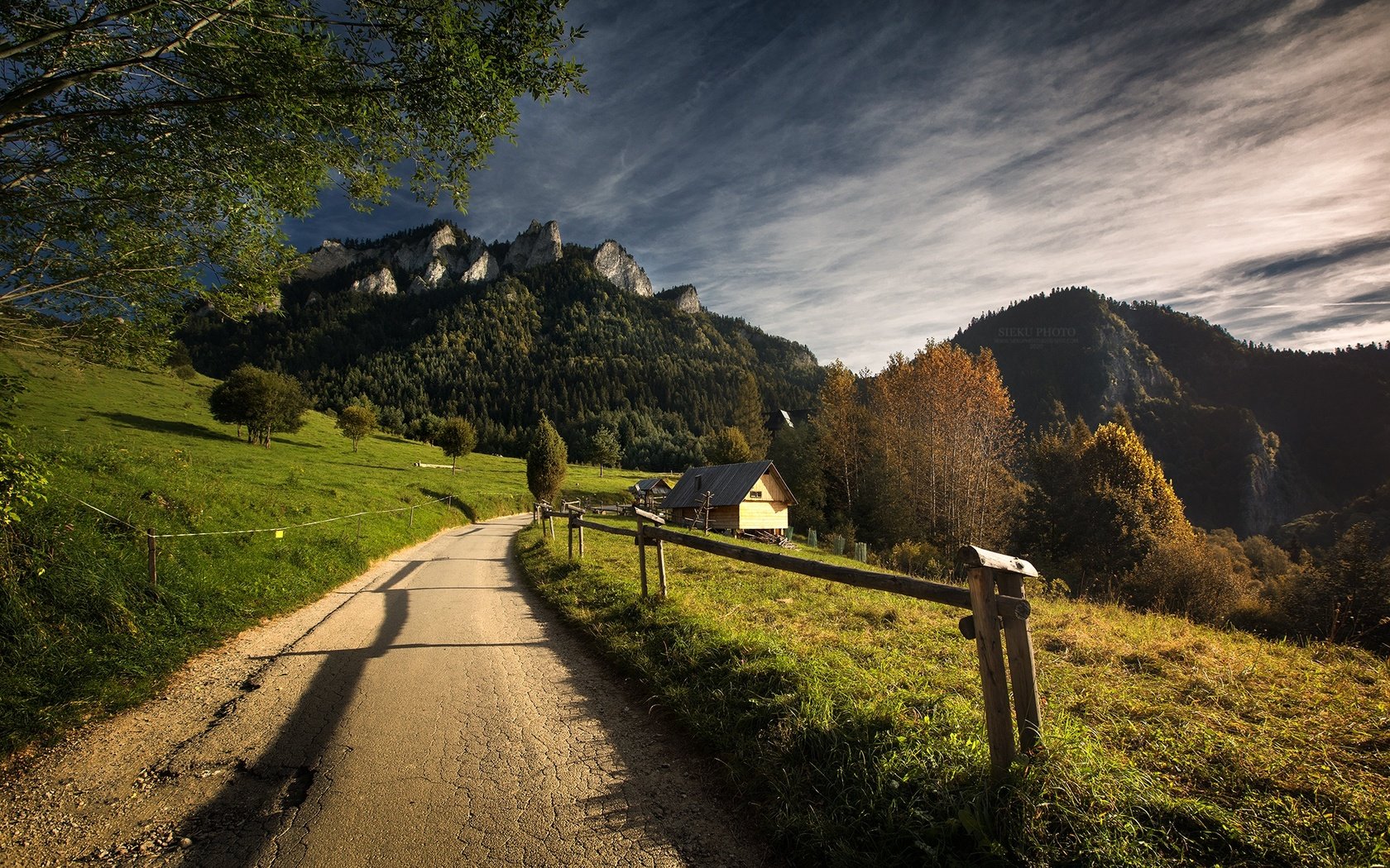 Обои дорога, горы, природа, пейзаж, осень, ограждение, домик, road, mountains, nature, landscape, autumn, the fence, house разрешение 2048x1304 Загрузить