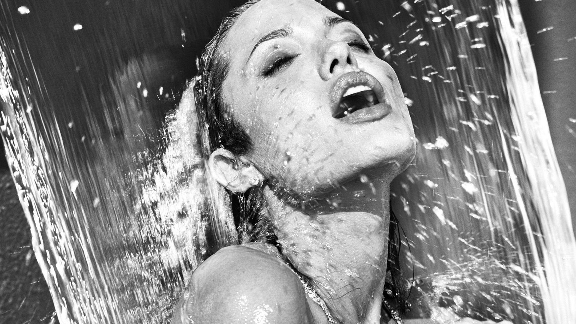 Обои вода, черно-белая, душ, анджелина джоли, закрытые глаза, water, black and white, shower, angelina jolie, closed eyes разрешение 1920x1200 Загрузить