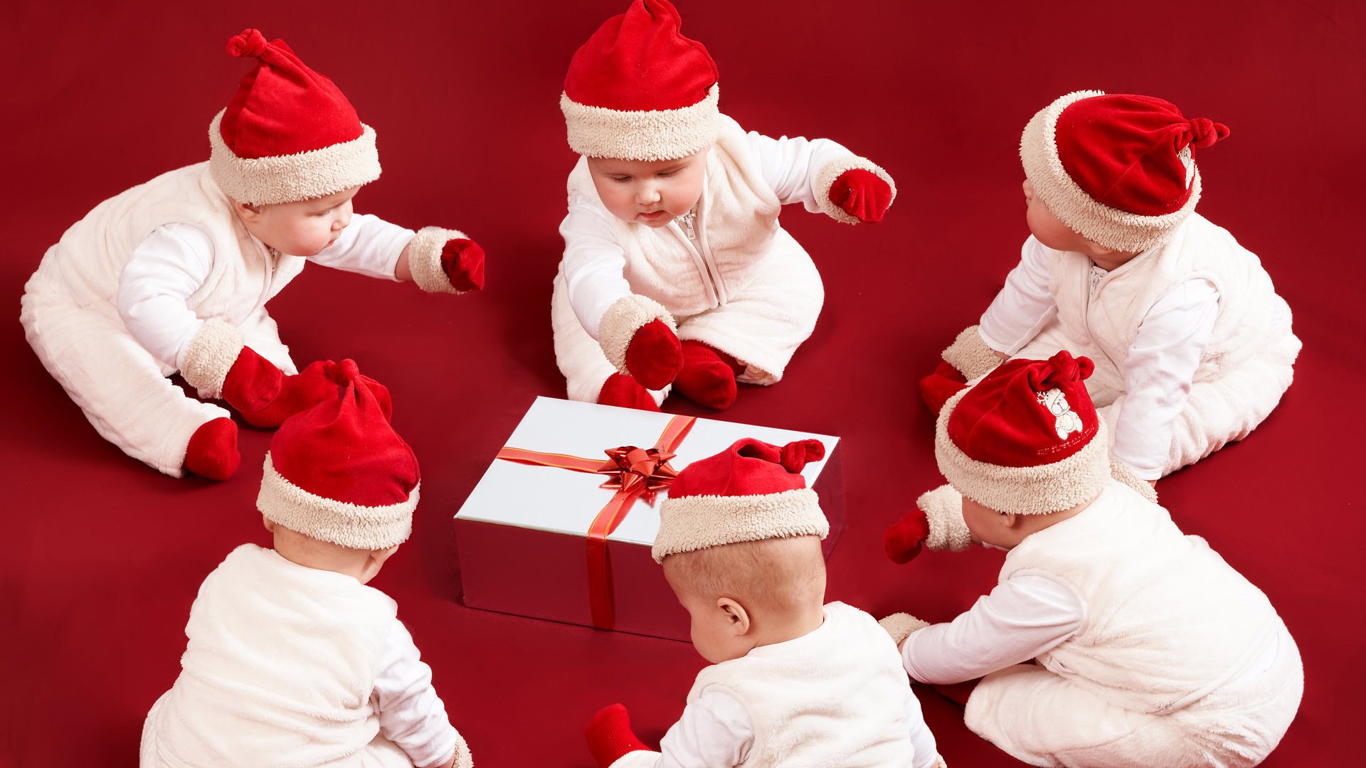 Обои новый год, подарок, детишки, new year, gift, kids разрешение 1920x1200 Загрузить