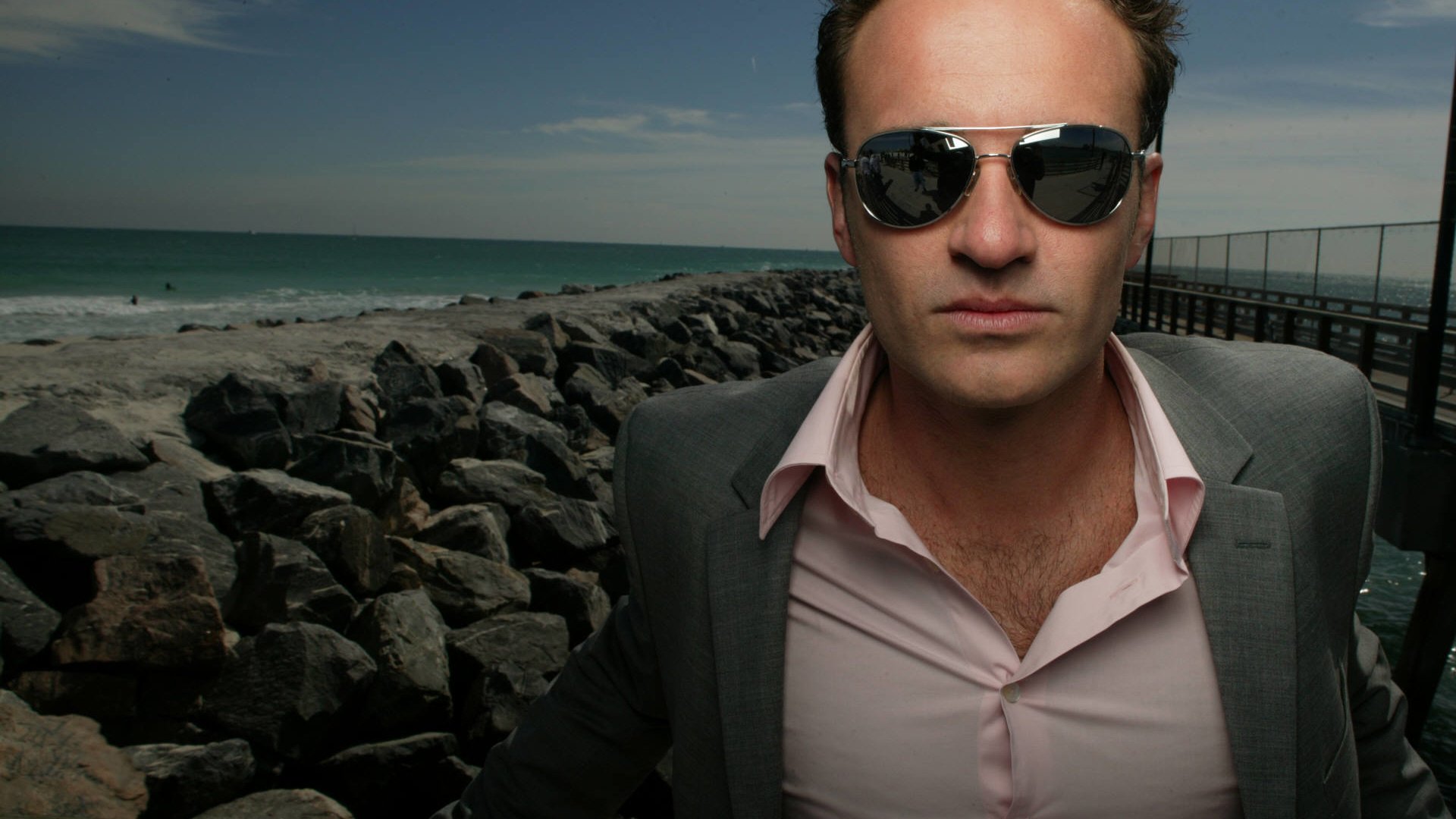 Обои камни, море, актёр, джулиан макмэхон, stones, sea, actor, julian mcmahon разрешение 1920x1440 Загрузить