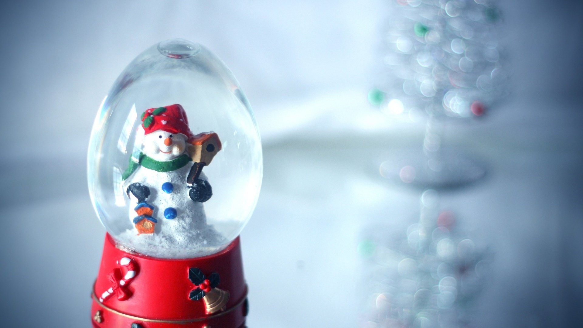 Обои снег, игрушка, снеговик, праздник, стеклянный шар, шарф, снеговик в шаре, snow, toy, snowman, holiday, glass globe, scarf, snowman in the ball разрешение 2560x1600 Загрузить