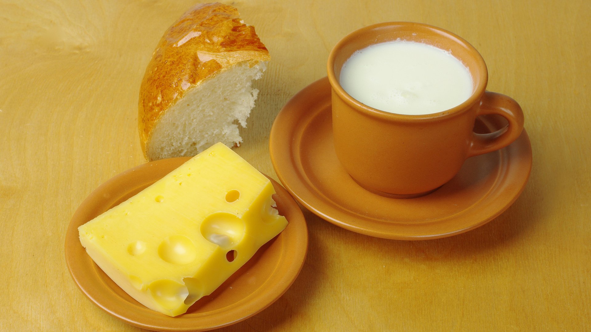 Обои стол, сыр, хлеб, молоко, чашки, блюдца, table, cheese, bread, milk, cup, saucers разрешение 2560x1600 Загрузить