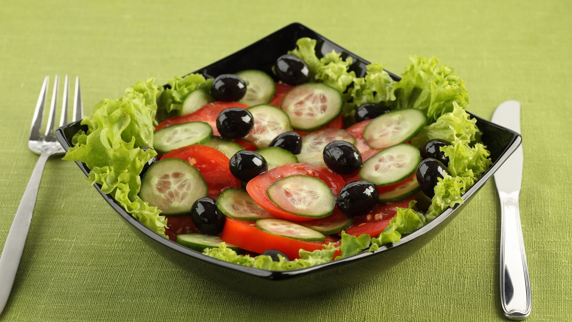 Обои вилка, нож, тарелка, помидоры, салат, маслины, огурцы, plug, knife, plate, tomatoes, salad, olives, cucumbers разрешение 2560x1600 Загрузить