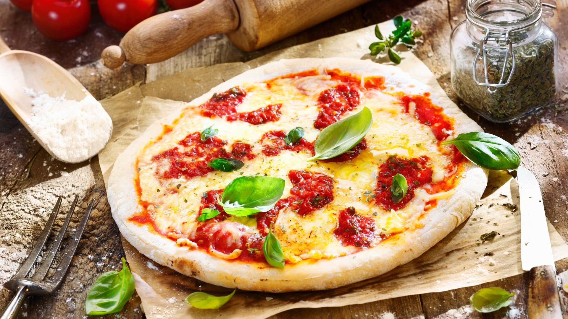 Обои сыр, нож, помидоры, пицца, специи, cheese, knife, tomatoes, pizza, spices разрешение 2560x1600 Загрузить