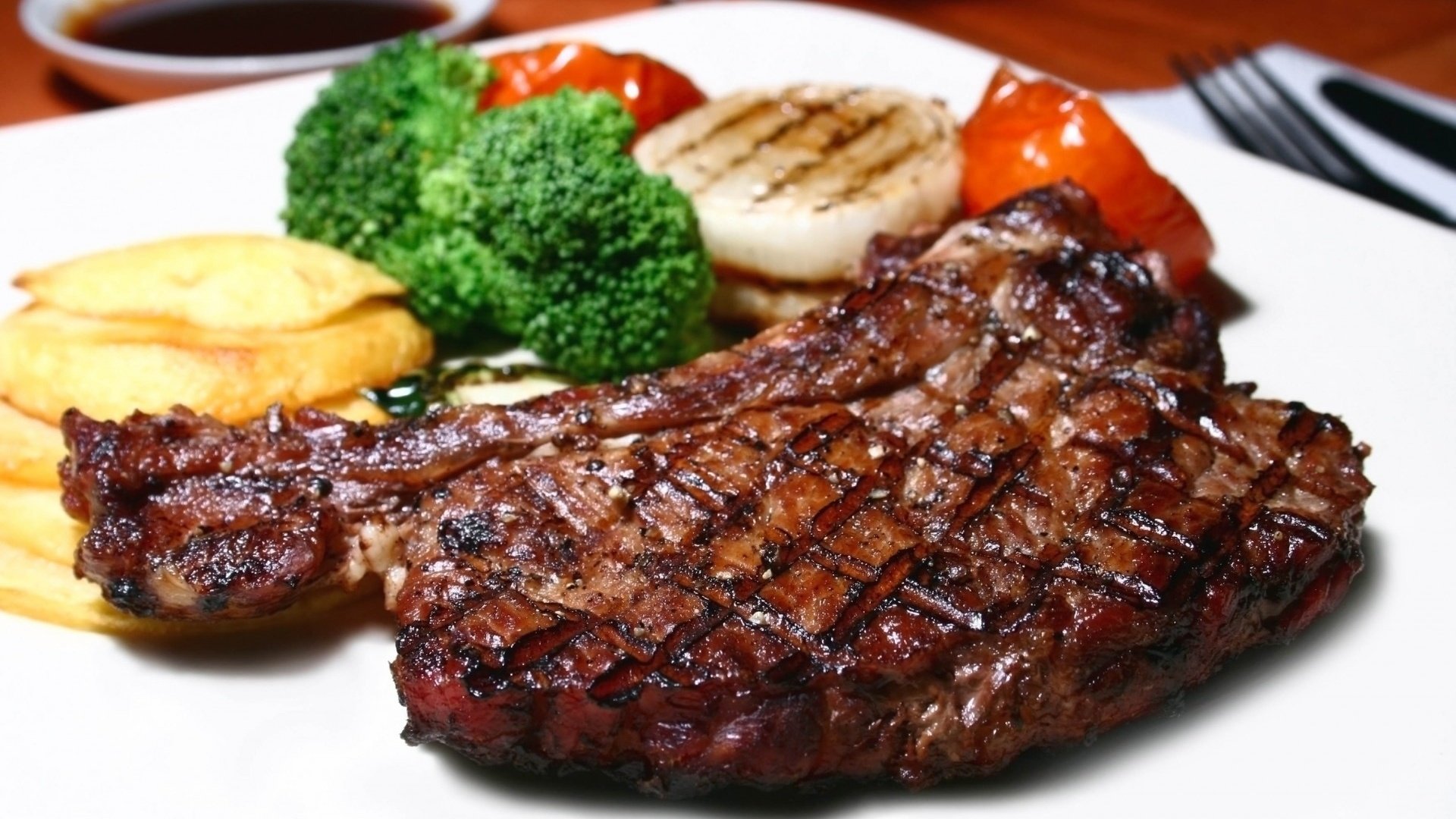 Обои овощи, мясо, тарелка, стейк, отбивная, запеченная лопатка ягненка, vegetables, meat, plate, steak, chop, roast shoulder of lamb разрешение 1920x1279 Загрузить