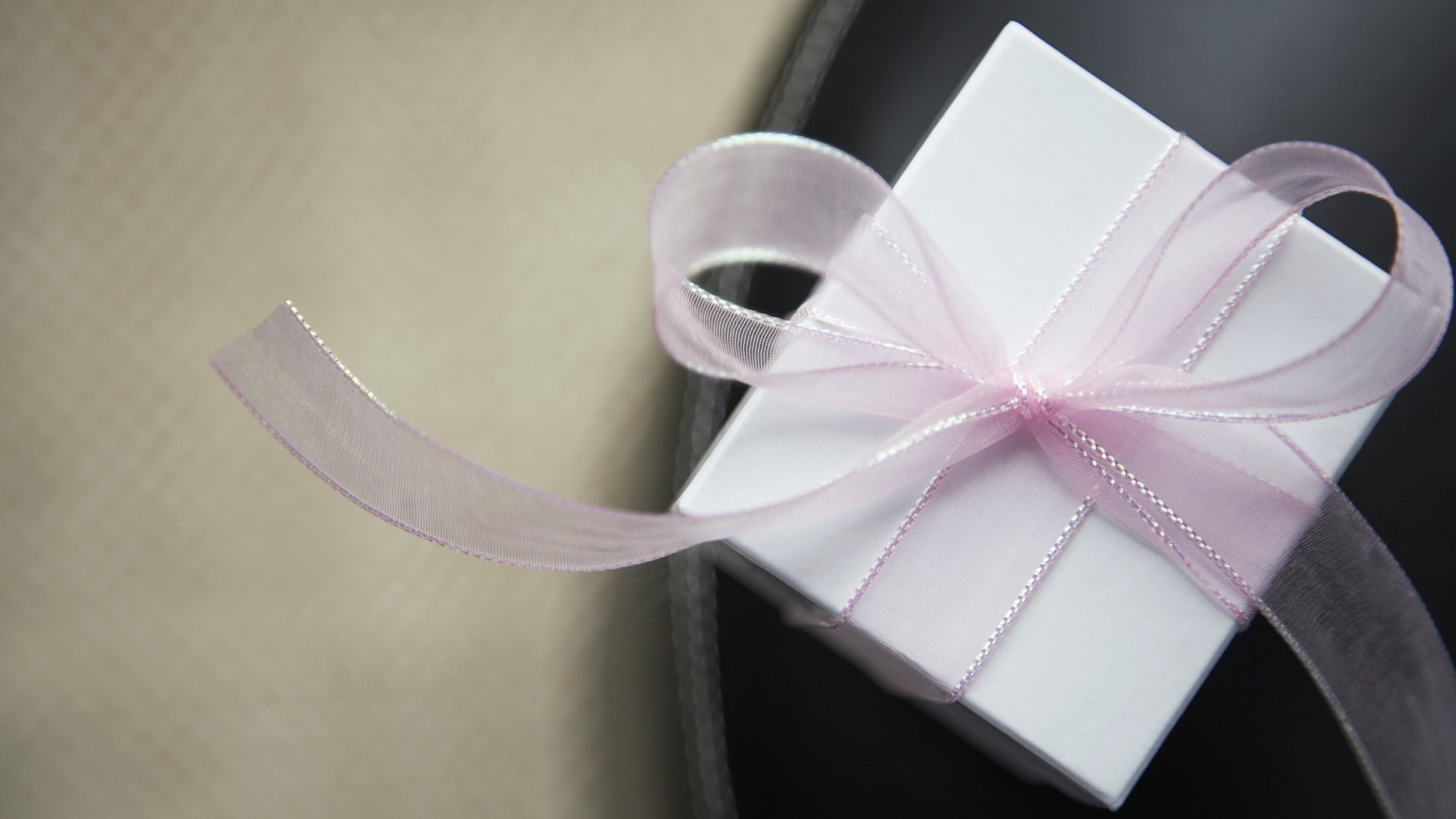 Обои белый, розовый, лента, подарок, white, pink, tape, gift разрешение 1920x1200 Загрузить