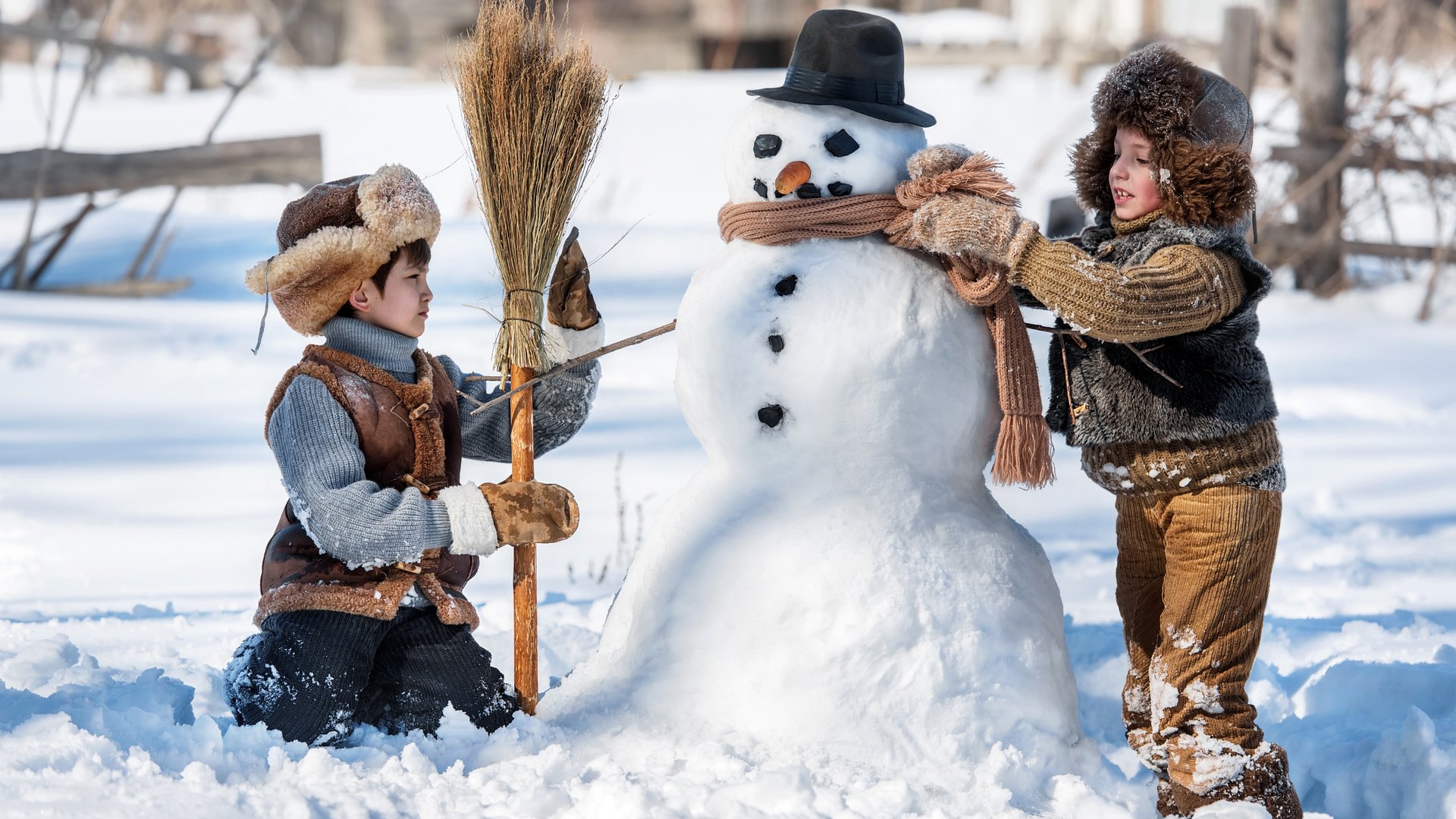 Обои снег, зима, дети, снеговик, мальчики, snow, winter, children, snowman, boys разрешение 7360x4912 Загрузить