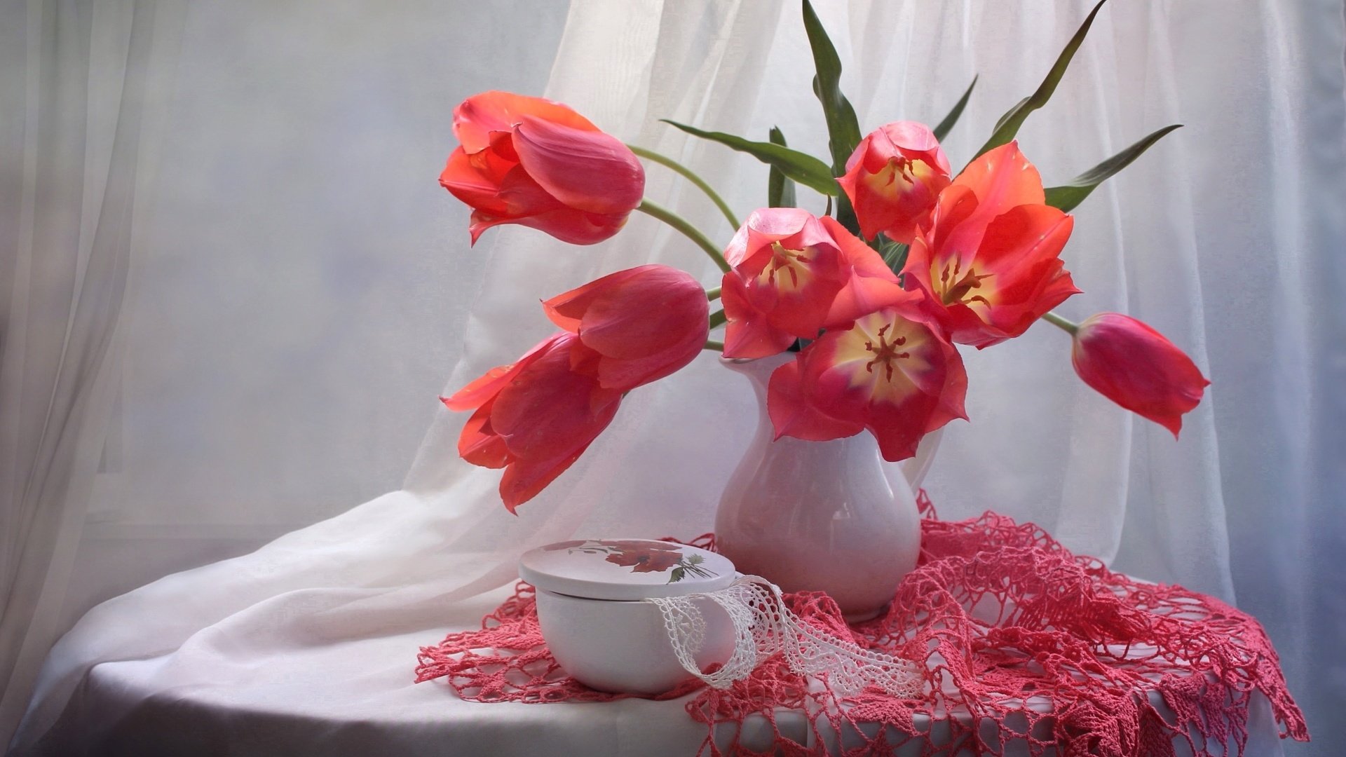 Обои цветы, букет, тюльпаны, ваза, салфетка, натюрморт, flowers, bouquet, tulips, vase, napkin, still life разрешение 1920x1274 Загрузить