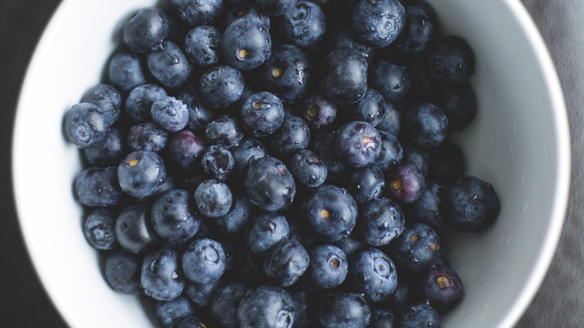 Обои ягоды, черника, тарелка, крупным планом, berries, blueberries, plate, closeup разрешение 3742x2495 Загрузить