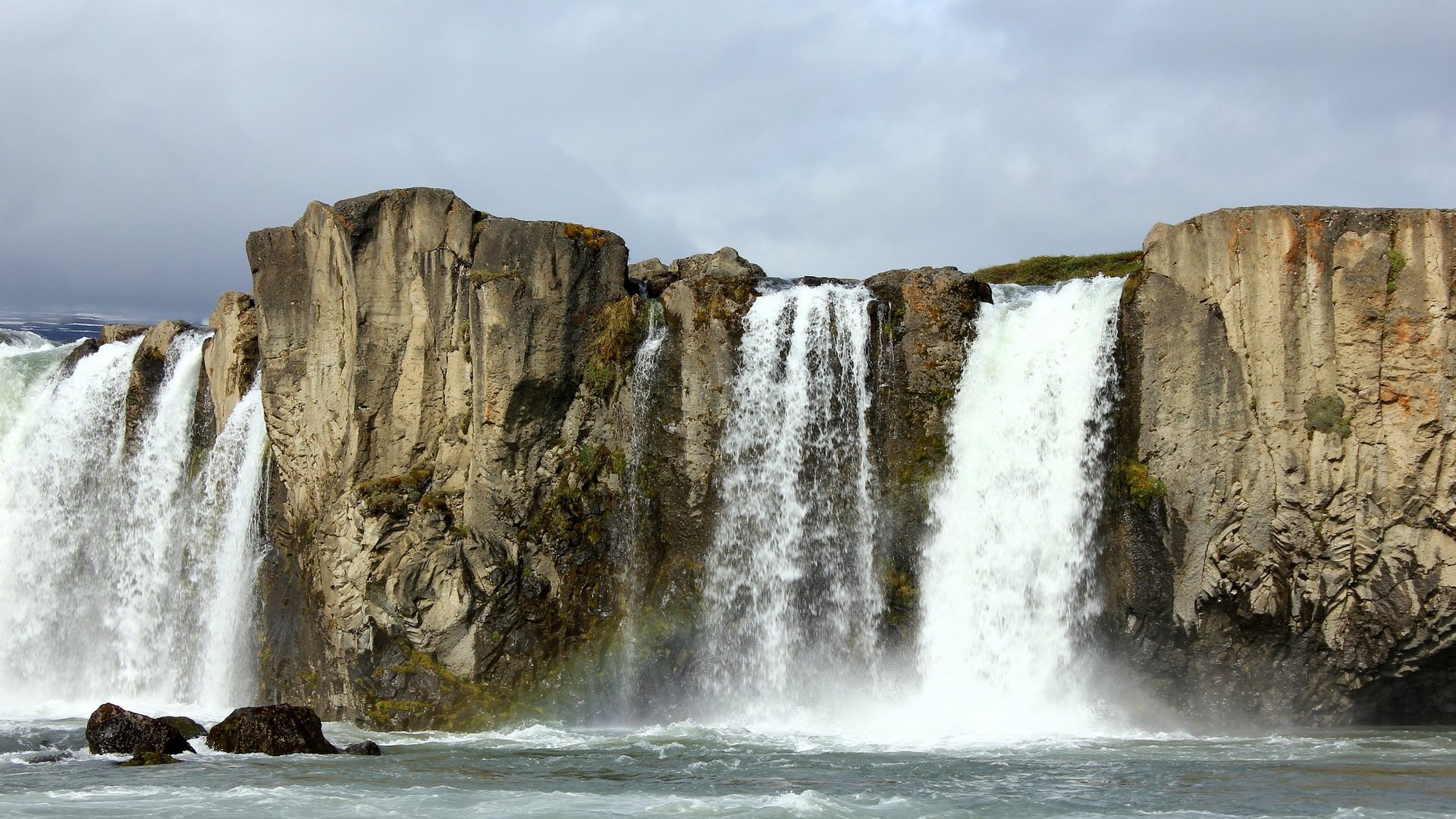 Обои скалы, водопад, исландия, гюдльфосс, sudur-tingeyjarsysla, goðafoss, водопад годафосс, rocks, waterfall, iceland, gullfoss разрешение 2048x1368 Загрузить