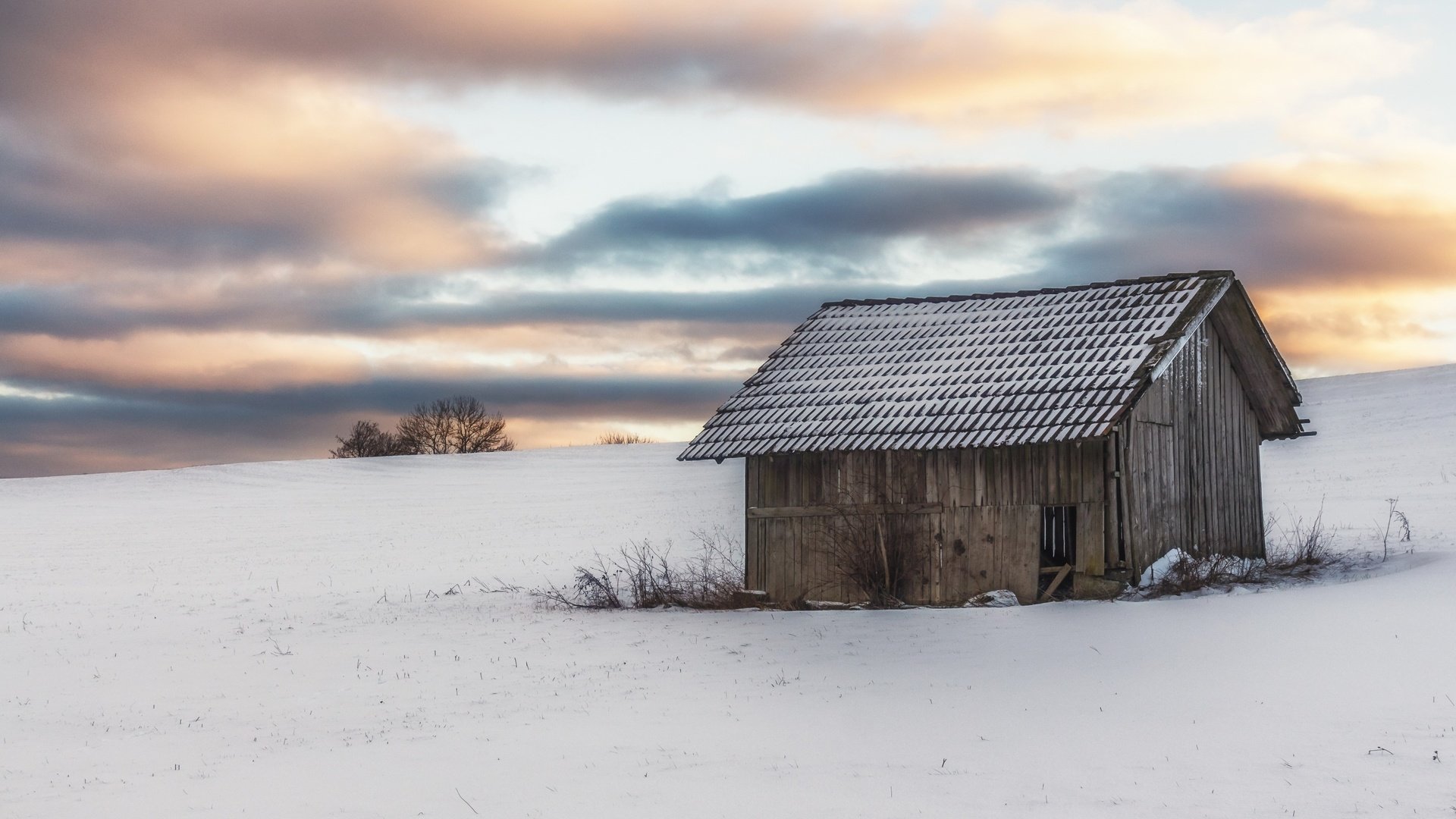 Обои небо, облака, снег, зима, поле, горизонт, дом, the sky, clouds, snow, winter, field, horizon, house разрешение 2880x1800 Загрузить