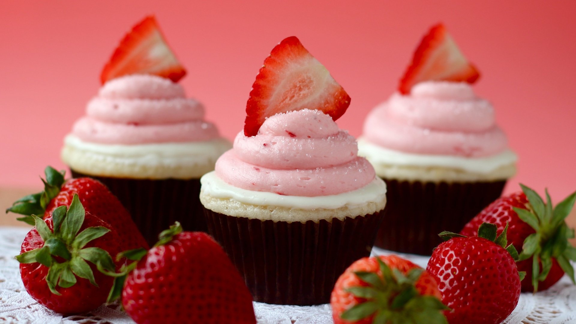 Обои клубника, ягоды, кексы, крем, капкейки, strawberry, berries, cupcakes, cream разрешение 5120x2850 Загрузить