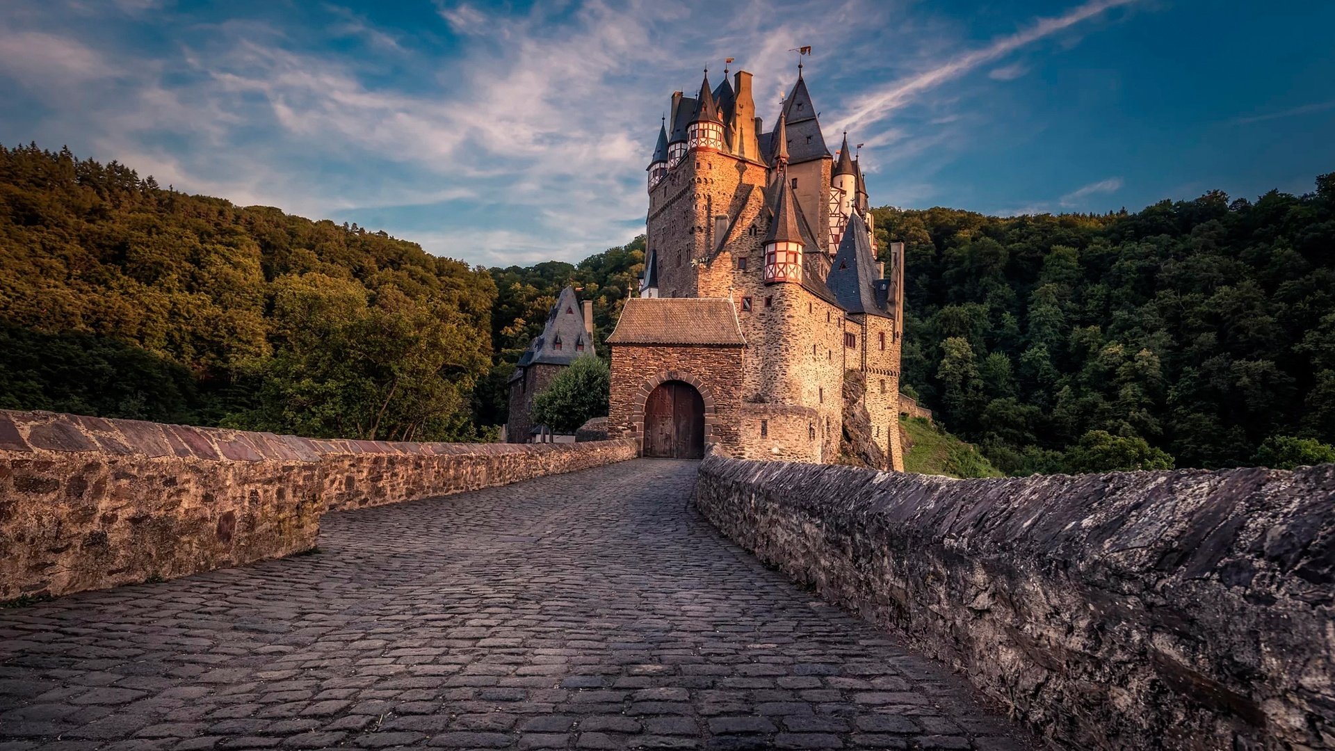 Обои небо, облака, лес, закат, замок, германия, burg eltz, the sky, clouds, forest, sunset, castle, germany разрешение 2000x1335 Загрузить