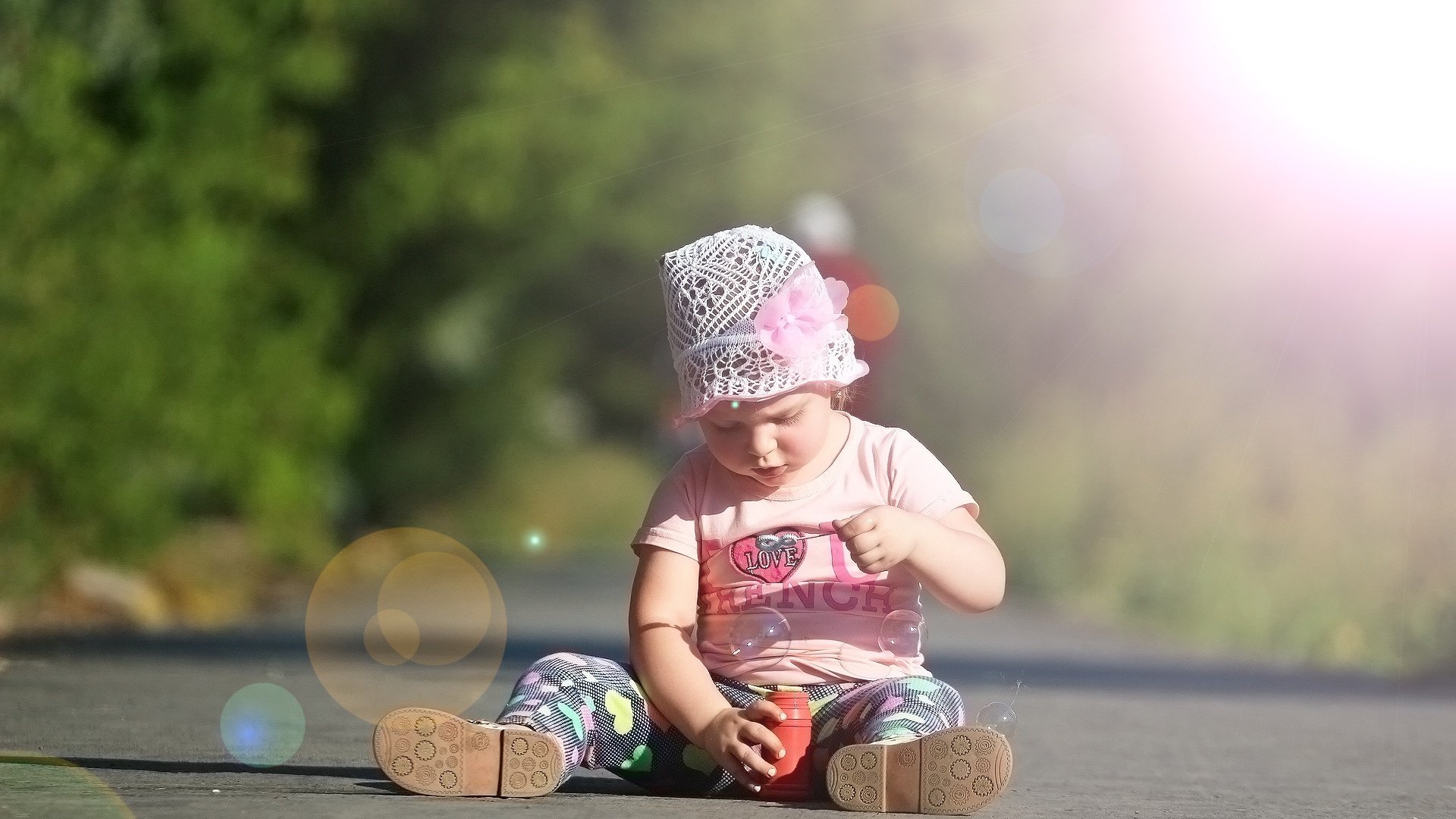 Обои фон, лучи, пузыри, девочка, ребенок, асфальт, background, rays, bubbles, girl, child, asphalt разрешение 1920x1280 Загрузить