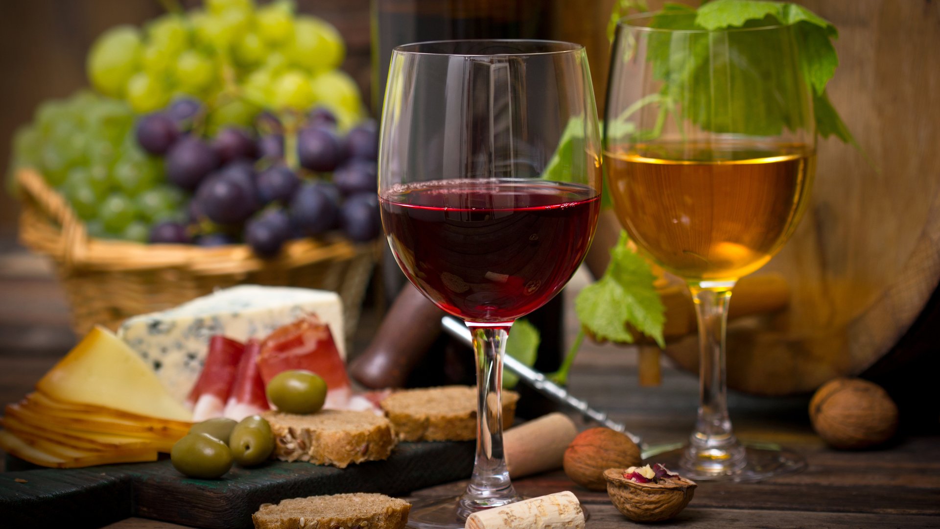Обои орехи, виноград, сыр, хлеб, вино, бокалы, nuts, grapes, cheese, bread, wine, glasses разрешение 3840x2400 Загрузить