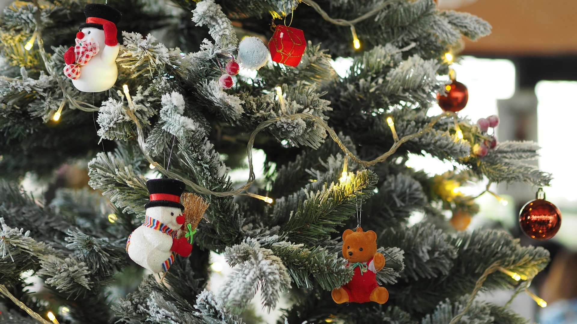 Обои новый год, елка, шары, мишка, рождество, снеговики, елочные украшения, гирлянда, new year, tree, balls, bear, christmas, snowmen, christmas decorations, garland разрешение 3840x2400 Загрузить