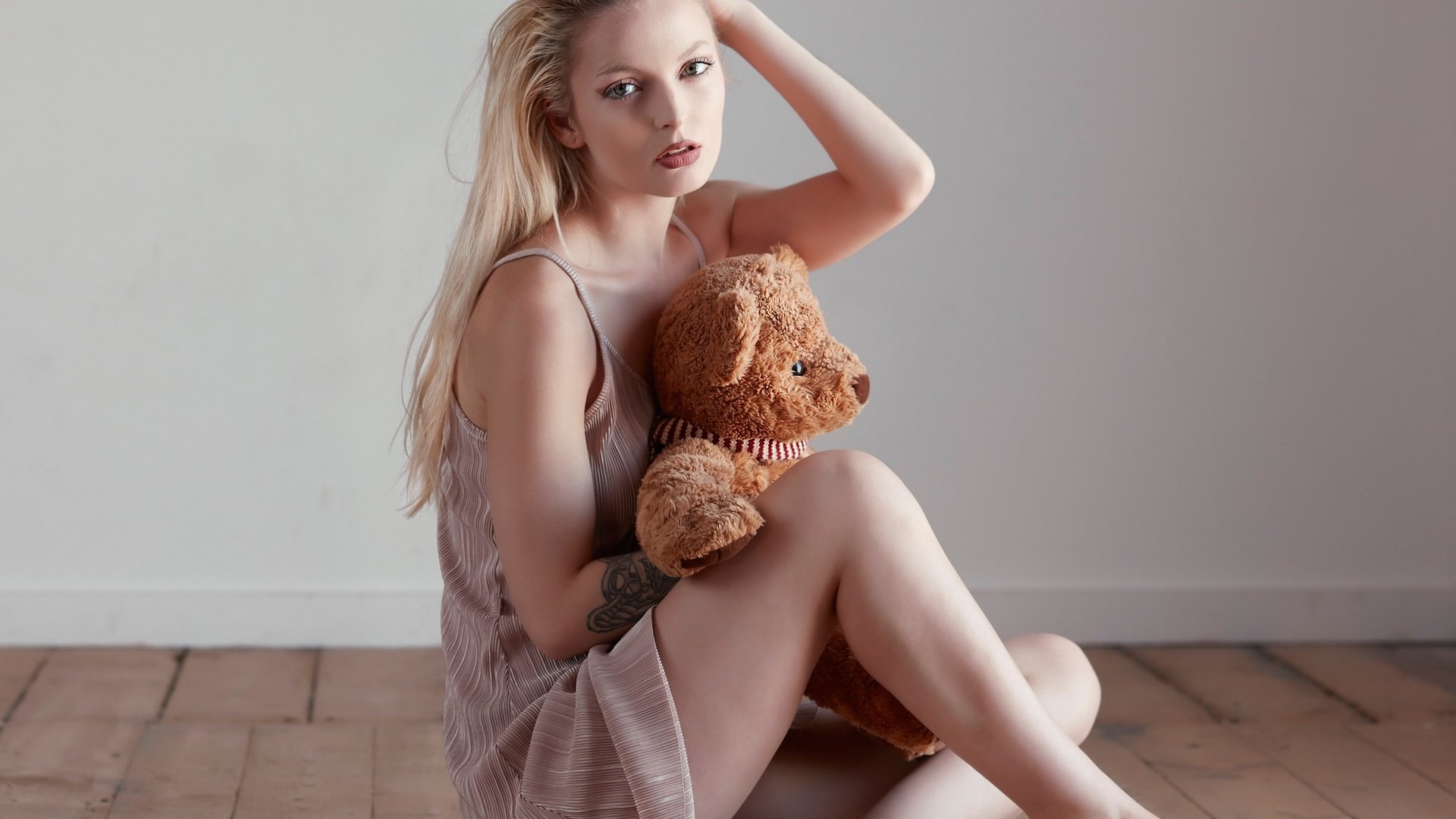 Обои девушка, на полу, настроение, поза, блондинка, взгляд, игрушка, ножки, плюшевый мишка, girl, on the floor, mood, pose, blonde, look, toy, legs, teddy bear разрешение 2048x1671 Загрузить