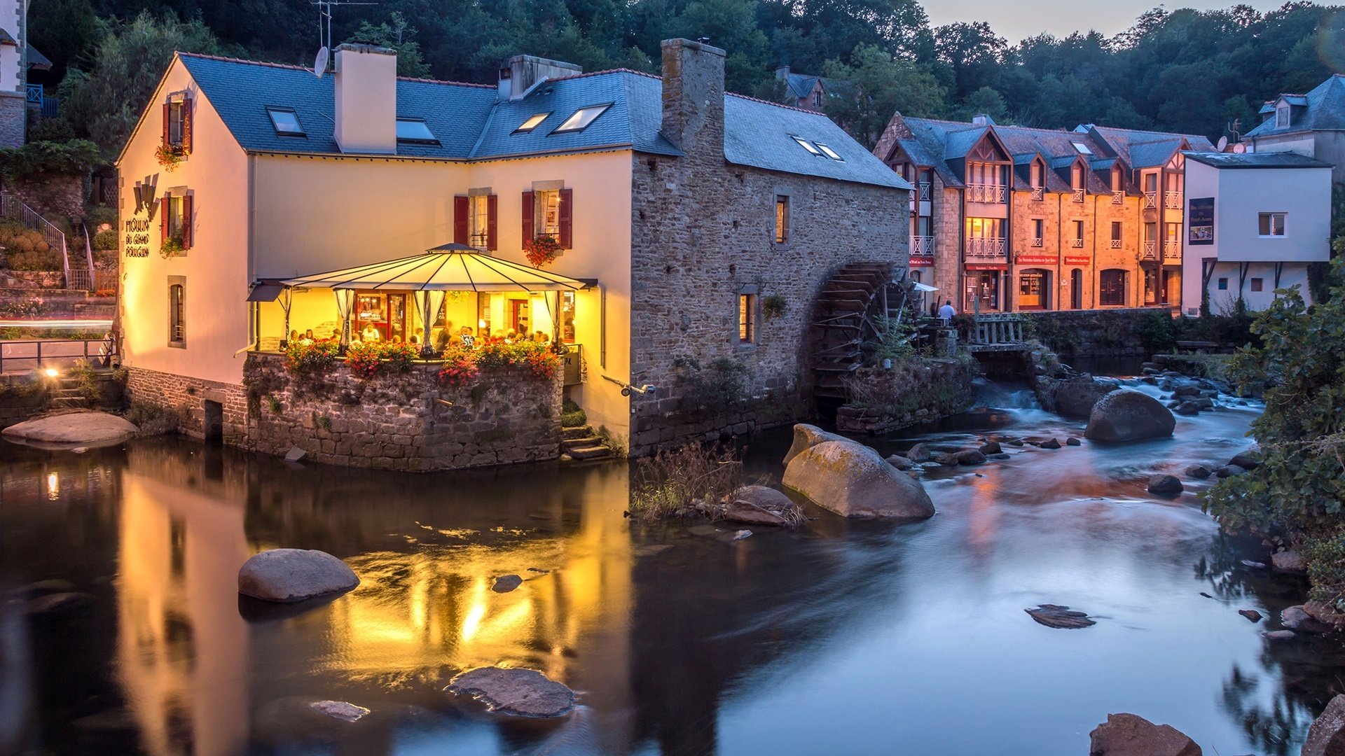 Обои деревья, pont-aven, огни, вечер, камни, кафе, дома, франция, речка, trees, lights, the evening, stones, cafe, home, france, river разрешение 2048x1174 Загрузить