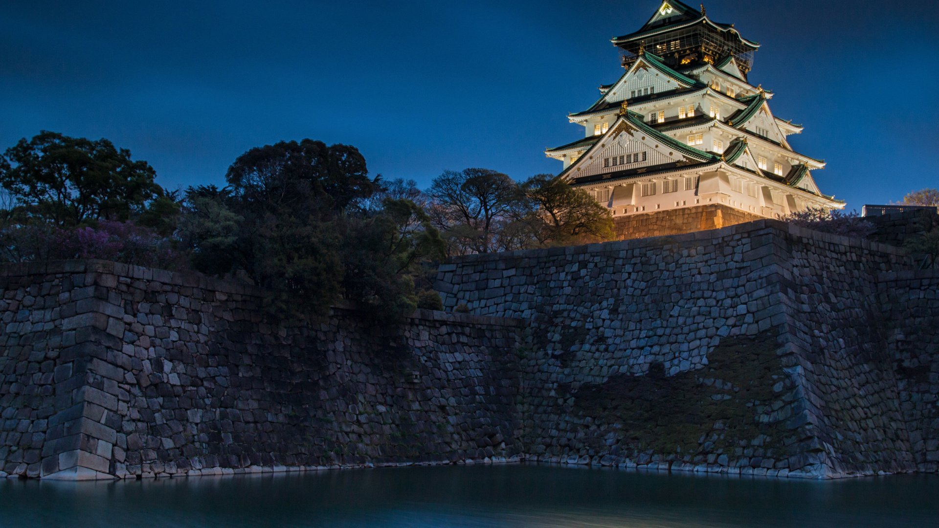 Обои ночь, вода, замок, япония, осака, насыпь, ров, osaka castle, night, water, castle, japan, osaka, mound, ditch разрешение 2112x1188 Загрузить