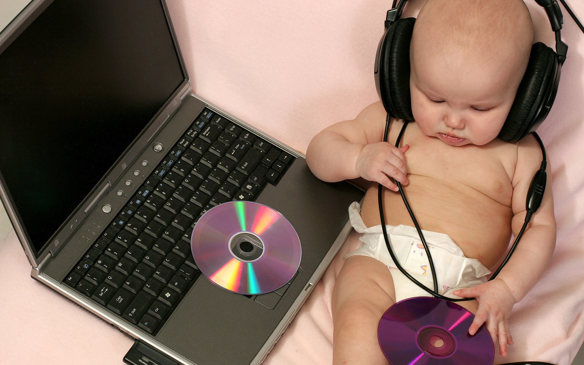 Обои музыка, наушники, ребенок, ноутбук, music, headphones, child, laptop разрешение 2560x1600 Загрузить