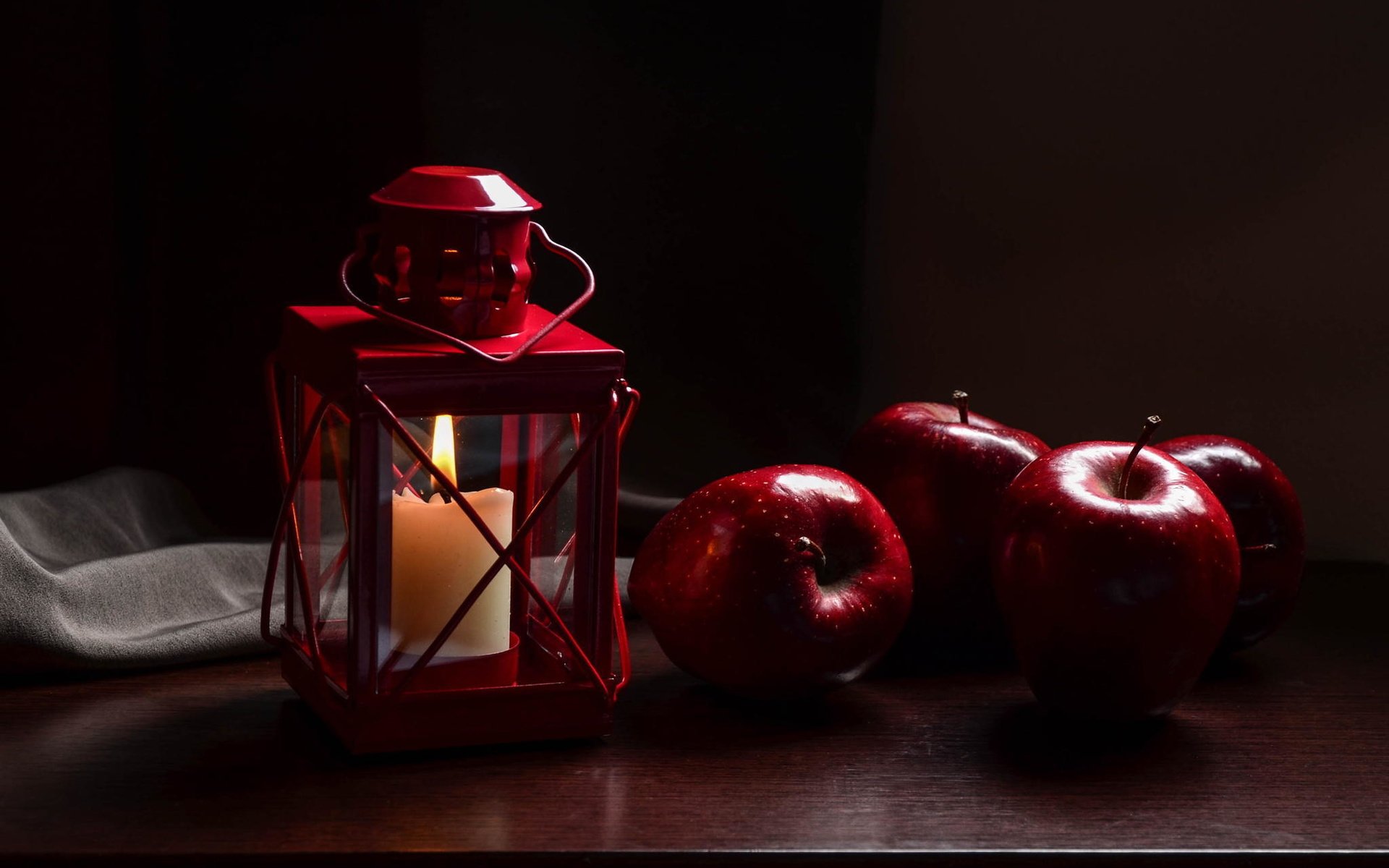 Обои фрукты, яблоки, фонарь, свеча, fruit, apples, lantern, candle разрешение 2048x1433 Загрузить