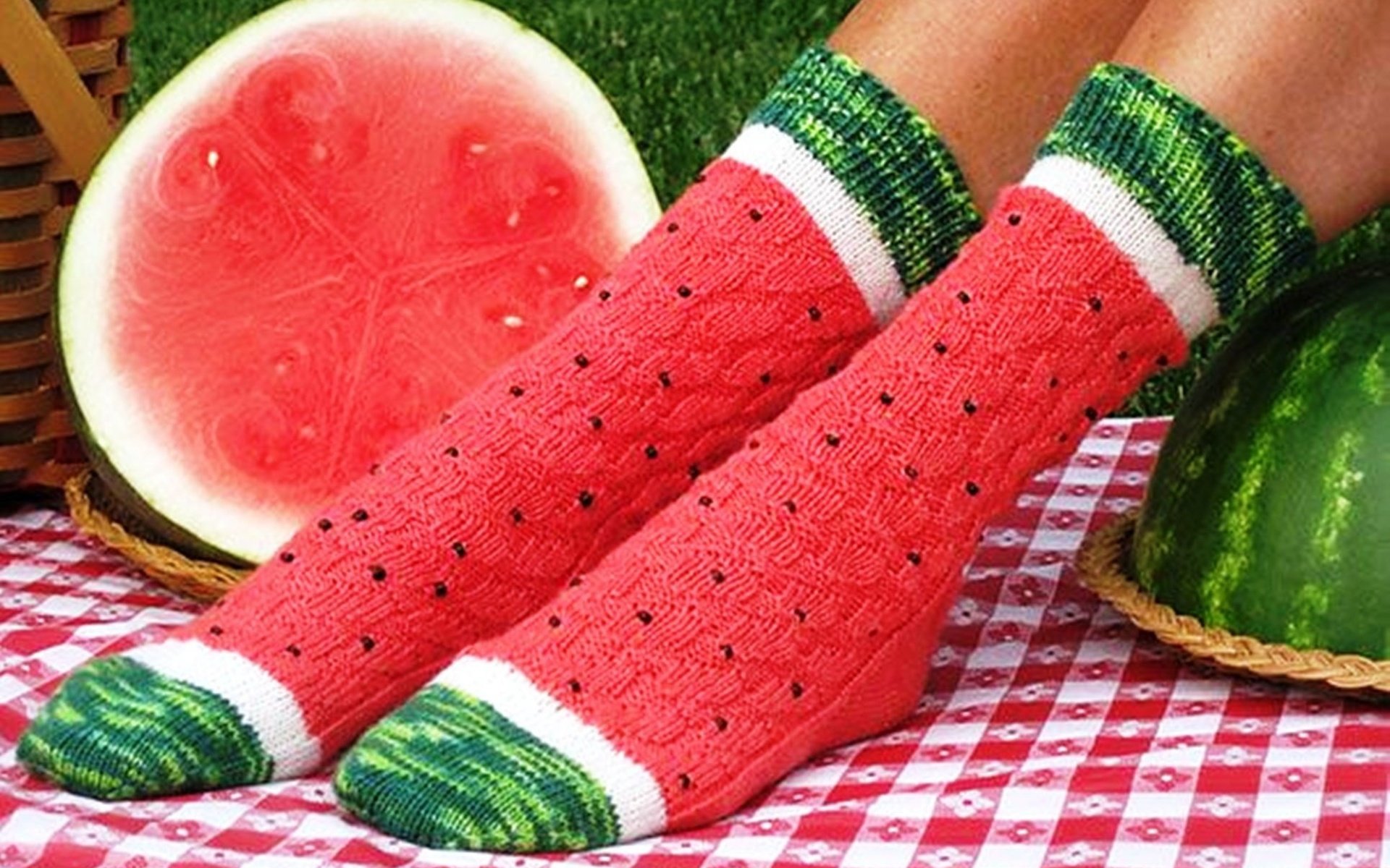 Обои арбуз, арбузные носочки, забавная мимикрия, эффектно, watermelon, watermelon socks, funny mimicry, effectively разрешение 1931x1350 Загрузить