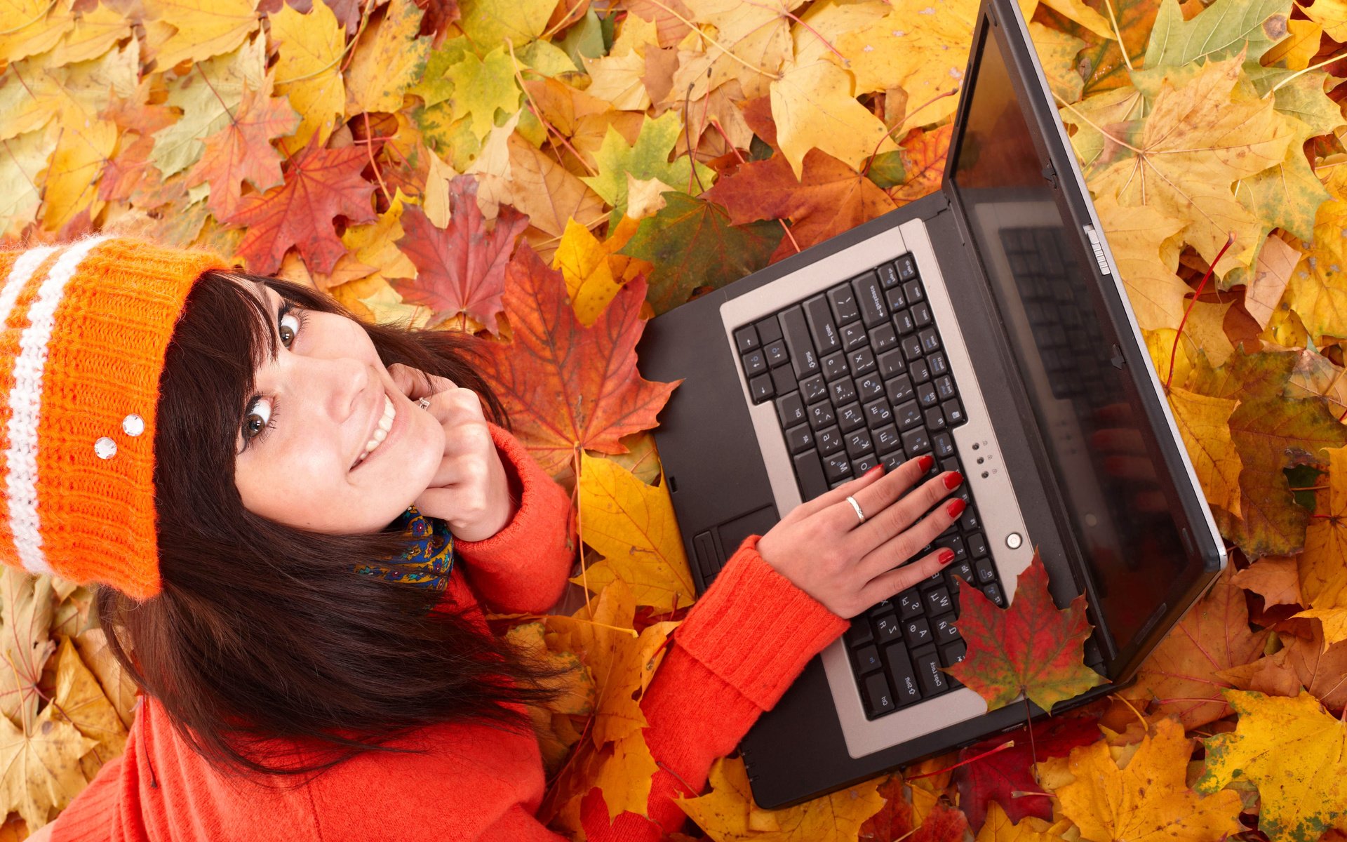 Обои листья, девушка, улыбка, осень, лицо, ноутбук, leaves, girl, smile, autumn, face, laptop разрешение 5406x3744 Загрузить