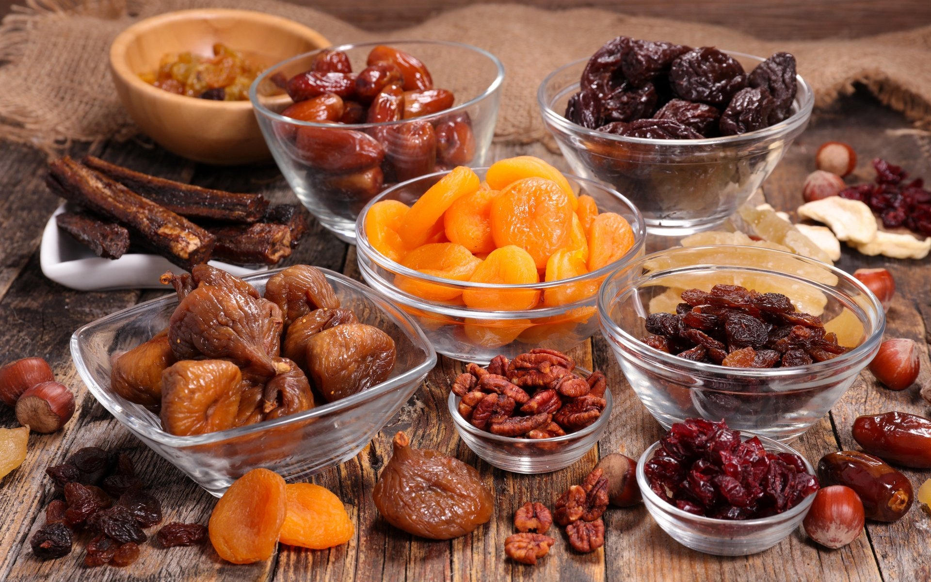 Обои орехи, raisin, чернослив, плоды, персики, изюм, гайки, курага, сухофрукты, финики, damson, nuts, prunes, fruit, peaches, raisins, dried apricots, dried fruits, dates разрешение 2880x1920 Загрузить