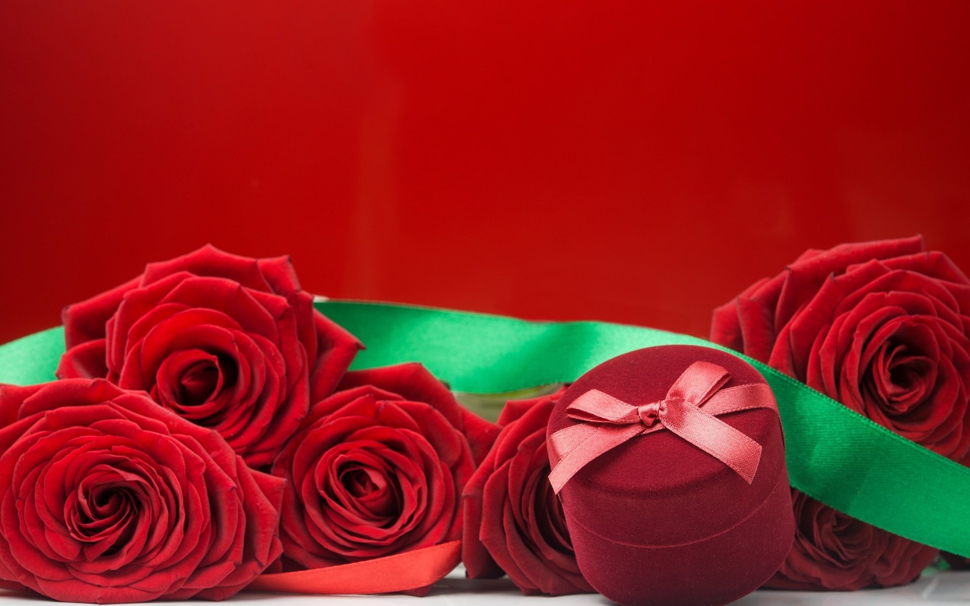 Обои розы, красные, букет, романтик, краcный,  цветы, коробочка, роз, roses, red, bouquet, romantic, flowers, box разрешение 2880x1920 Загрузить