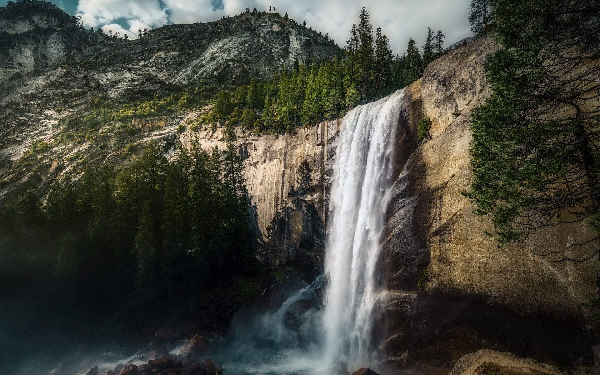 Обои горы, вернал, скалы, природа, лес, водопад, сша, йосемити, vernal falls, йосе́митский национальный парк, yosemite national park, mountains, rocks, nature, forest, waterfall, usa, yosemite разрешение 2560x1600 Загрузить