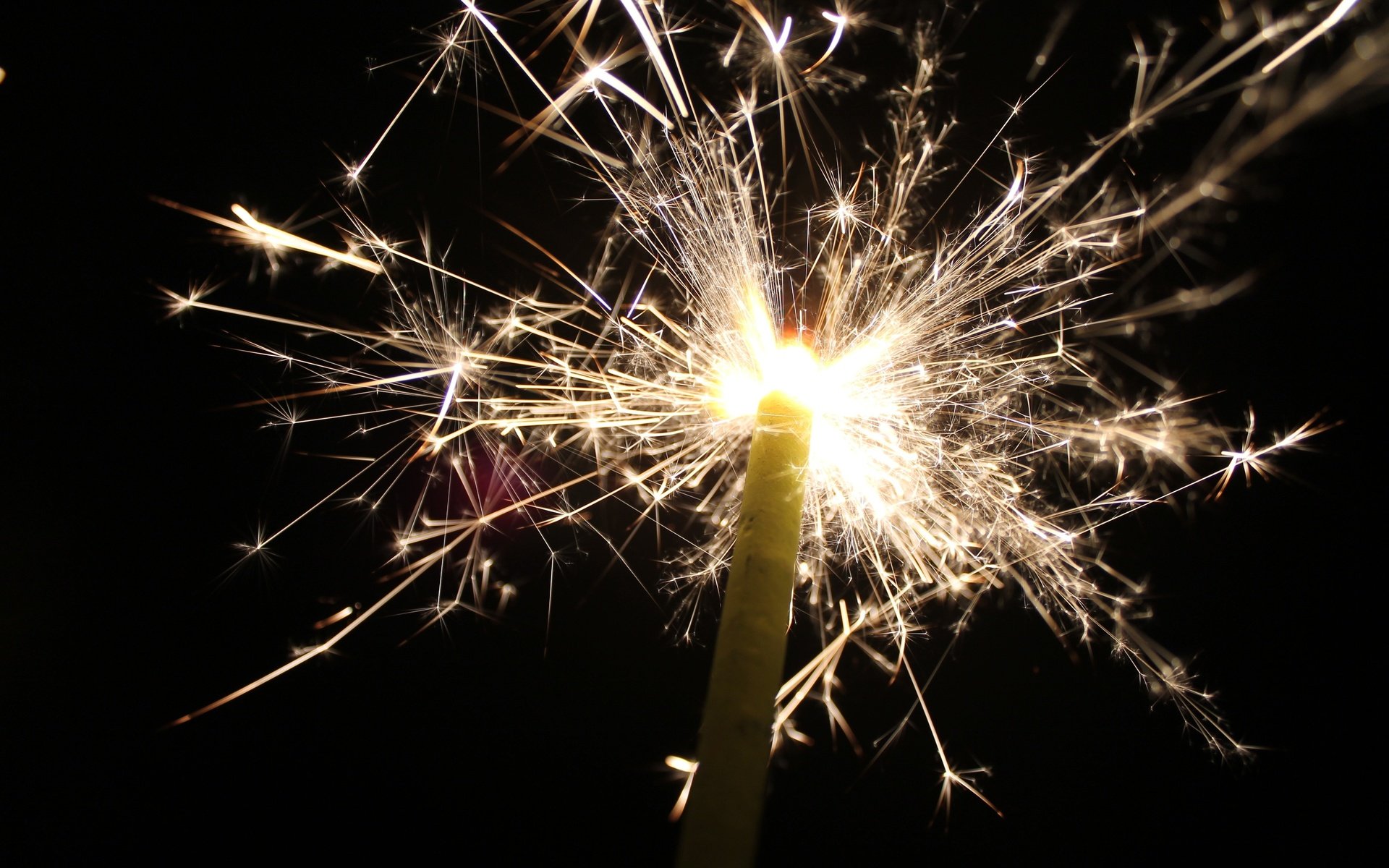 Обои черный фон, праздник, искры, бенгальский огонь, black background, holiday, sparks, sparkler разрешение 4272x2848 Загрузить