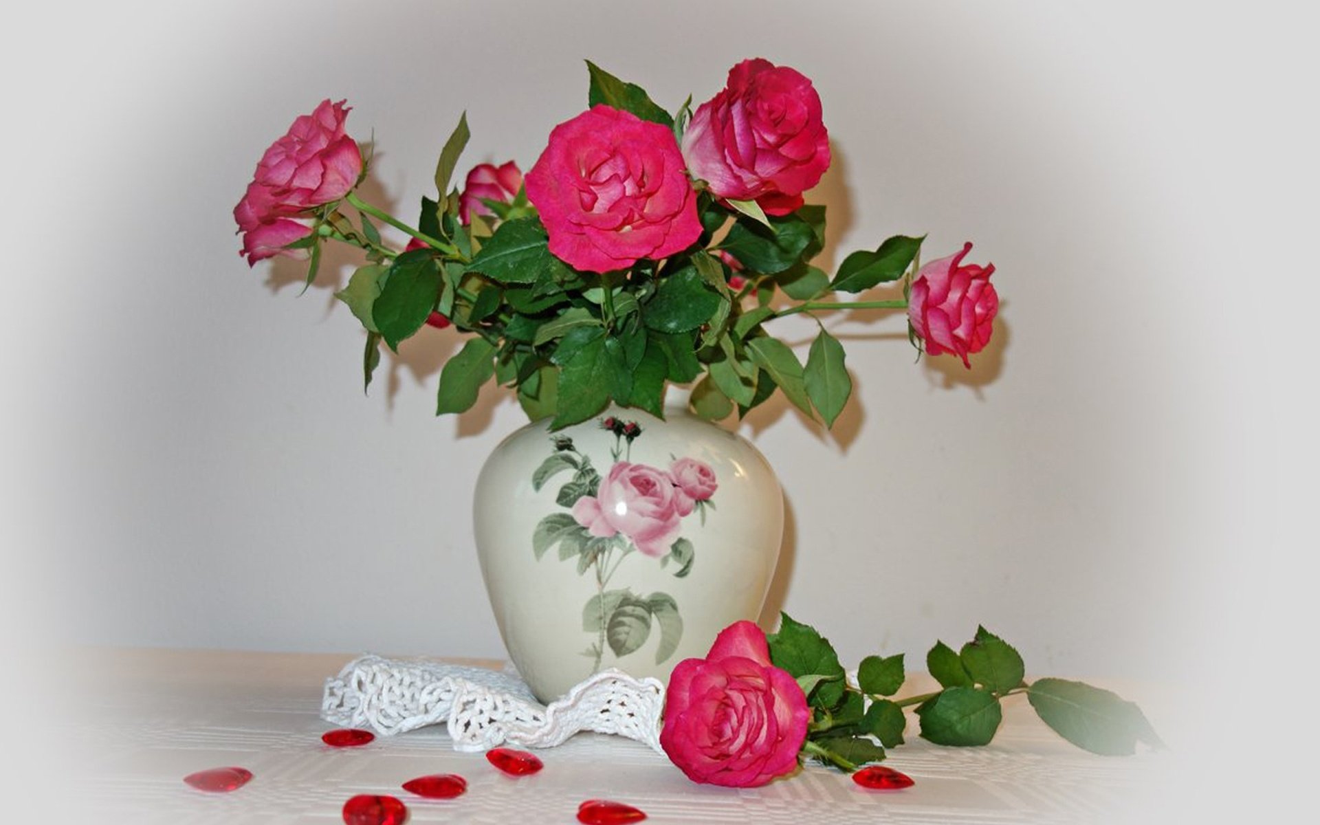 Обои цветы, розы, лепестки, букет, ваза, салфетка, натюрморт, flowers, roses, petals, bouquet, vase, napkin, still life разрешение 1920x1371 Загрузить