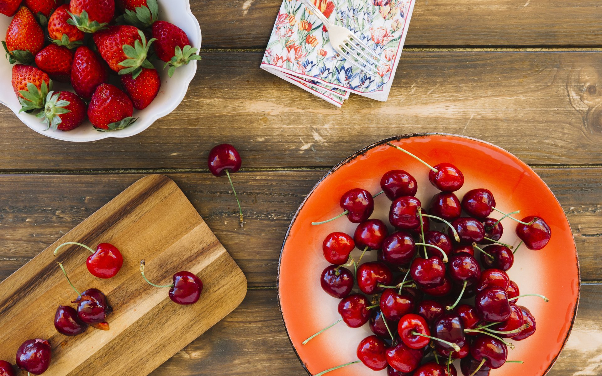 Обои клубника, ягоды, вишня, тарелка, разделочная доска, strawberry, berries, cherry, plate, cutting board разрешение 4733x3155 Загрузить