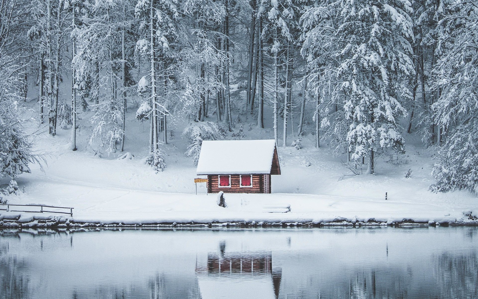 Обои деревья, дом, озеро, снег, природа, лес, зима, отражение, лёд, trees, house, lake, snow, nature, forest, winter, reflection, ice разрешение 3949x2221 Загрузить