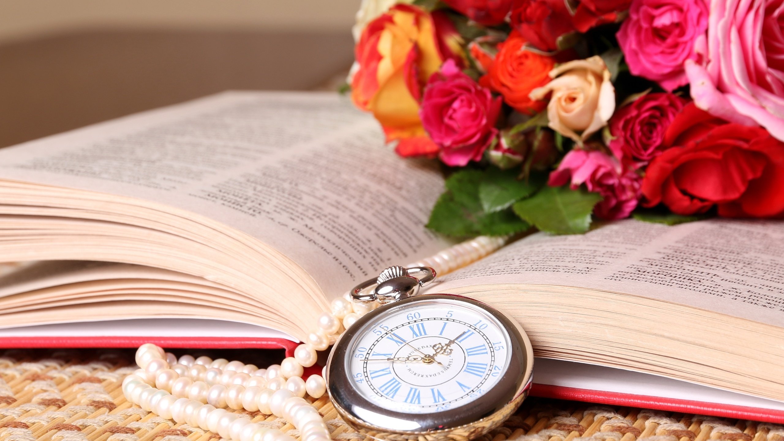 Обои розы, часы, букет, книга, ожерелье, roses, watch, bouquet, book, necklace разрешение 3600x2280 Загрузить