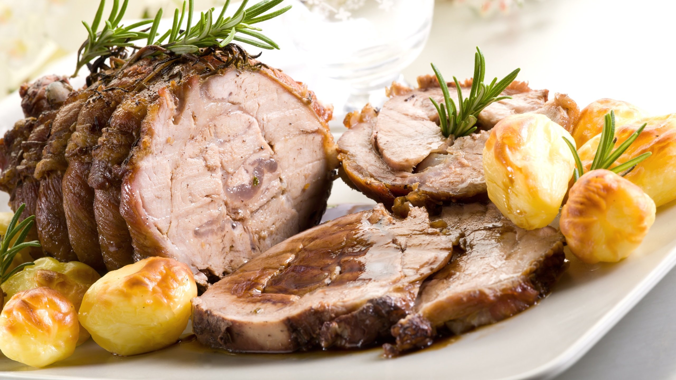 Обои мясо, картофель, розмарин, буженина, meat, potatoes, rosemary, pork разрешение 3600x2377 Загрузить