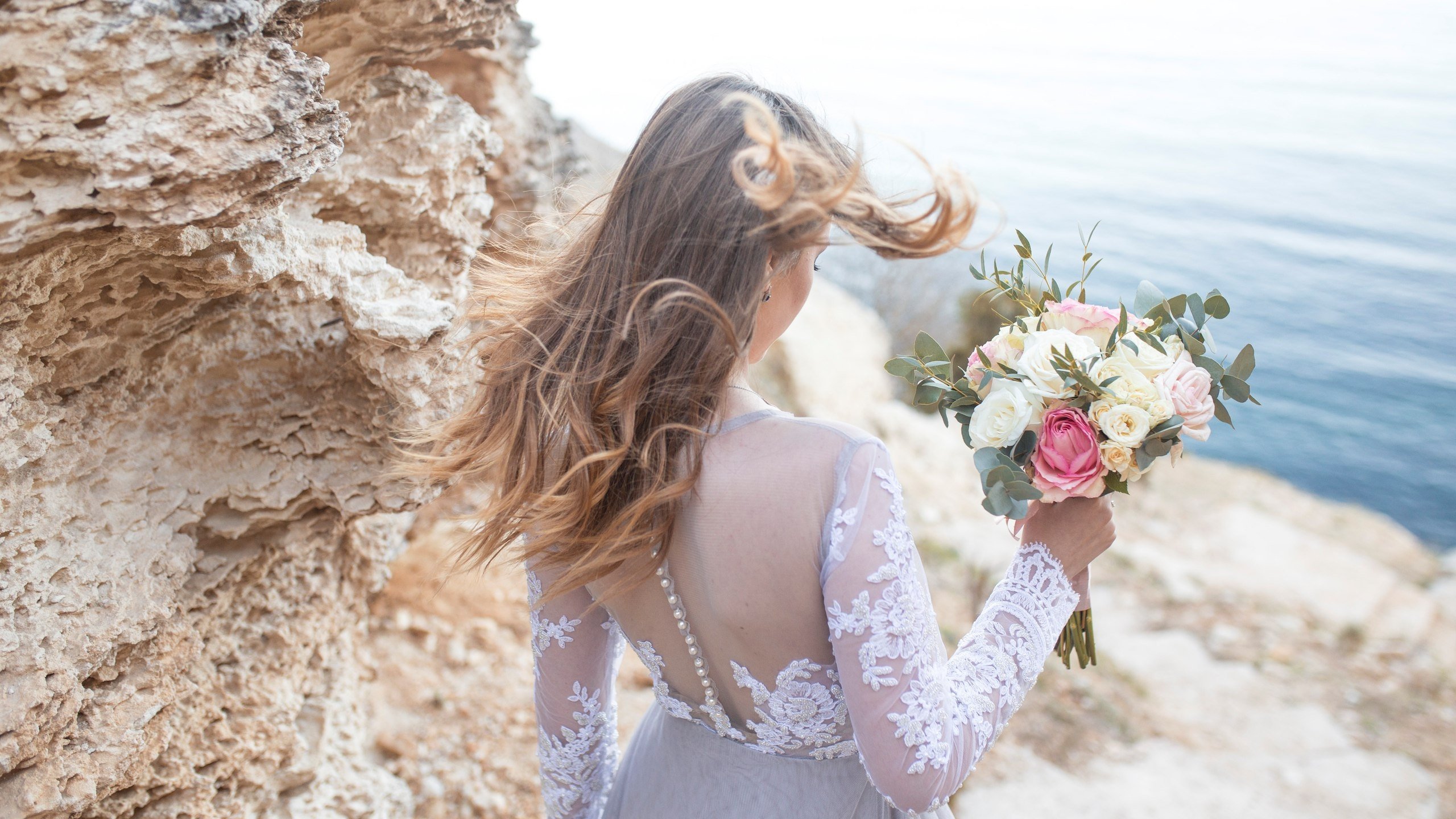 Обои девушка, платье, спина, волосы, букет, ветер, невеста, girl, dress, back, hair, bouquet, the wind, the bride разрешение 2560x1633 Загрузить