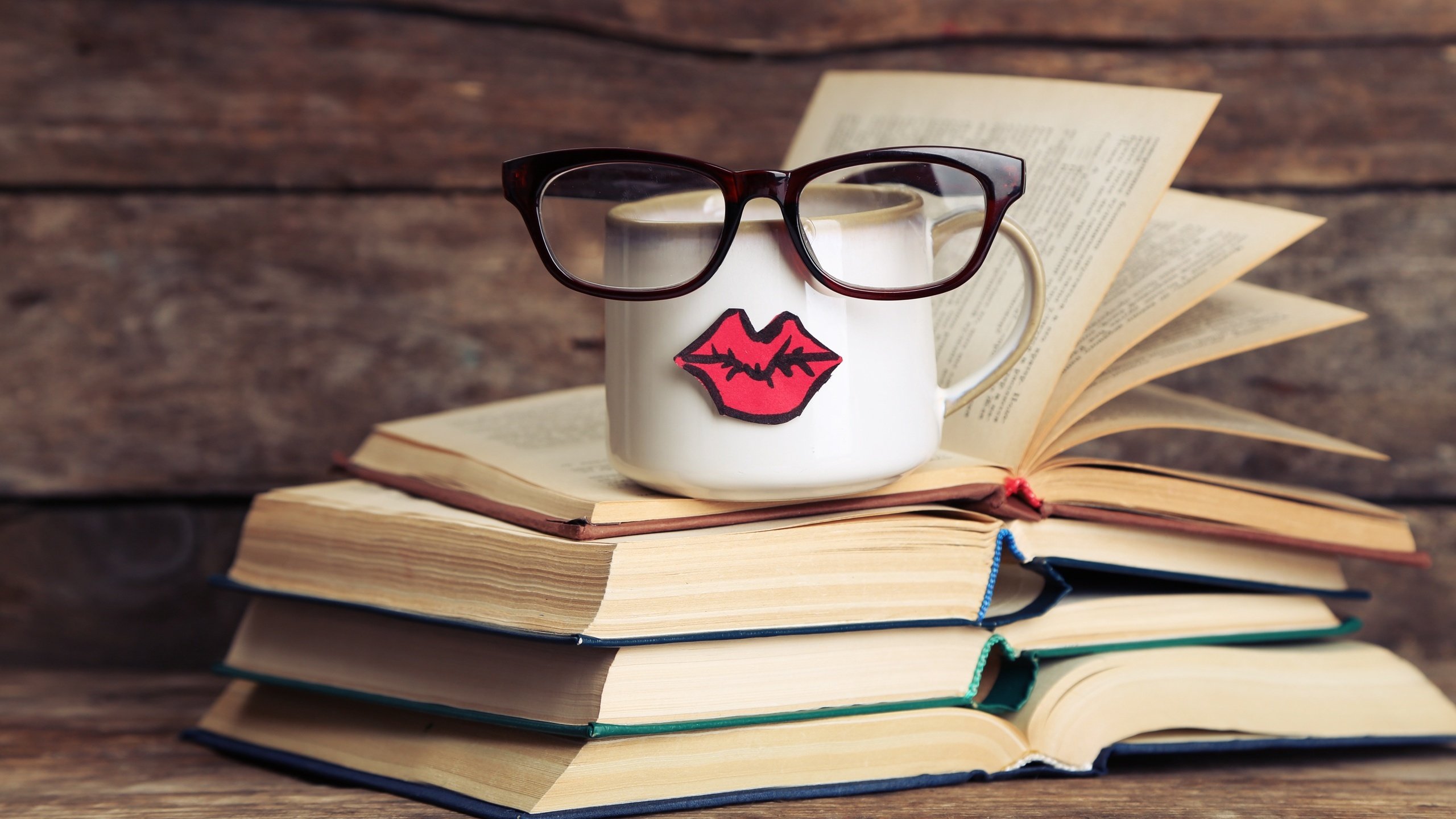 Обои очки, кофе, книги, кружка, юмор, губки, страницы, glasses, coffee, books, mug, humor, sponge, page разрешение 2560x1599 Загрузить