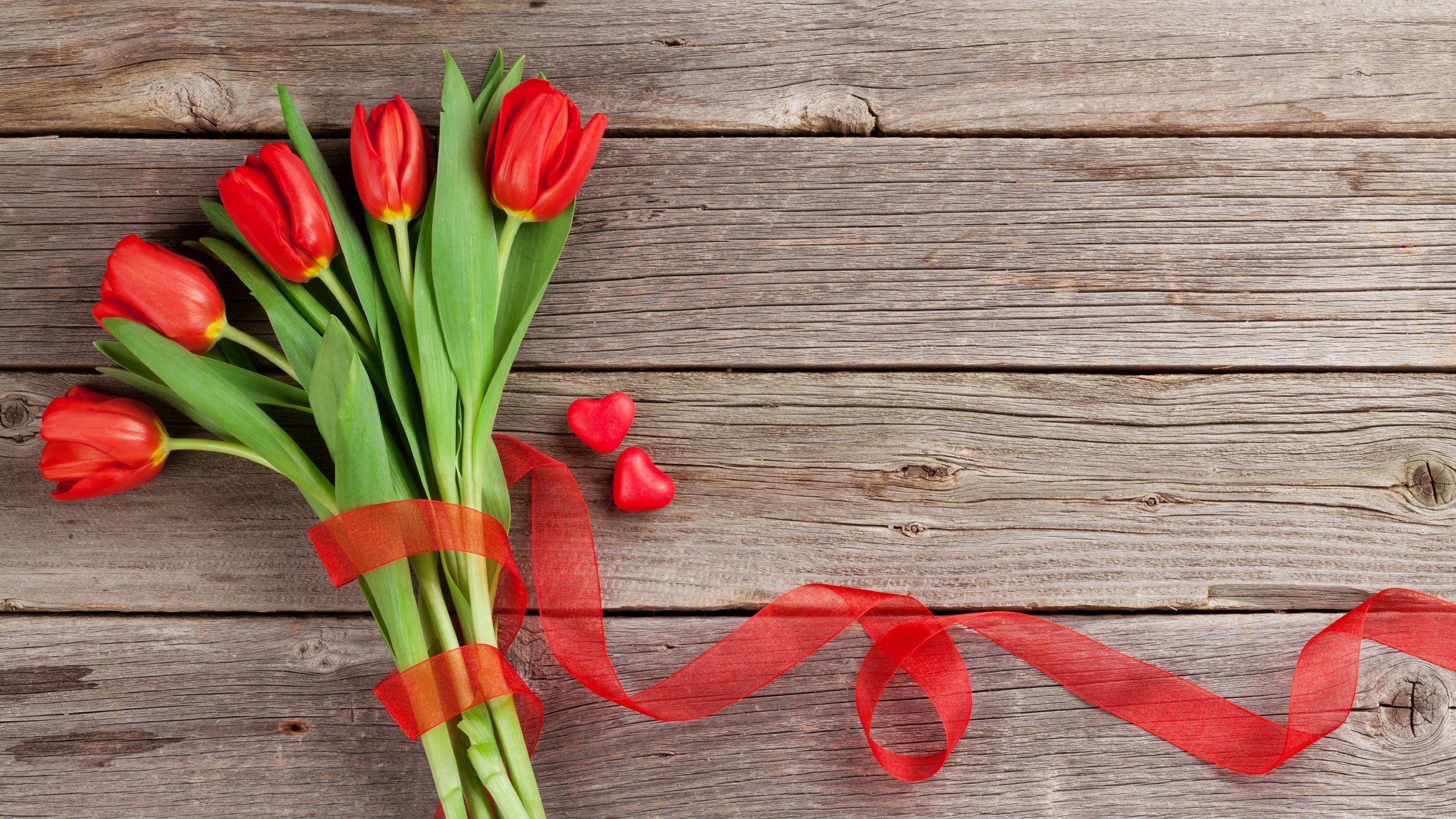 Обои цветы, букет, тюльпаны, лента, сердечки, валентинов день, деревянная поверхность, flowers, bouquet, tulips, tape, hearts, valentine's day, wooden surface разрешение 2880x1920 Загрузить